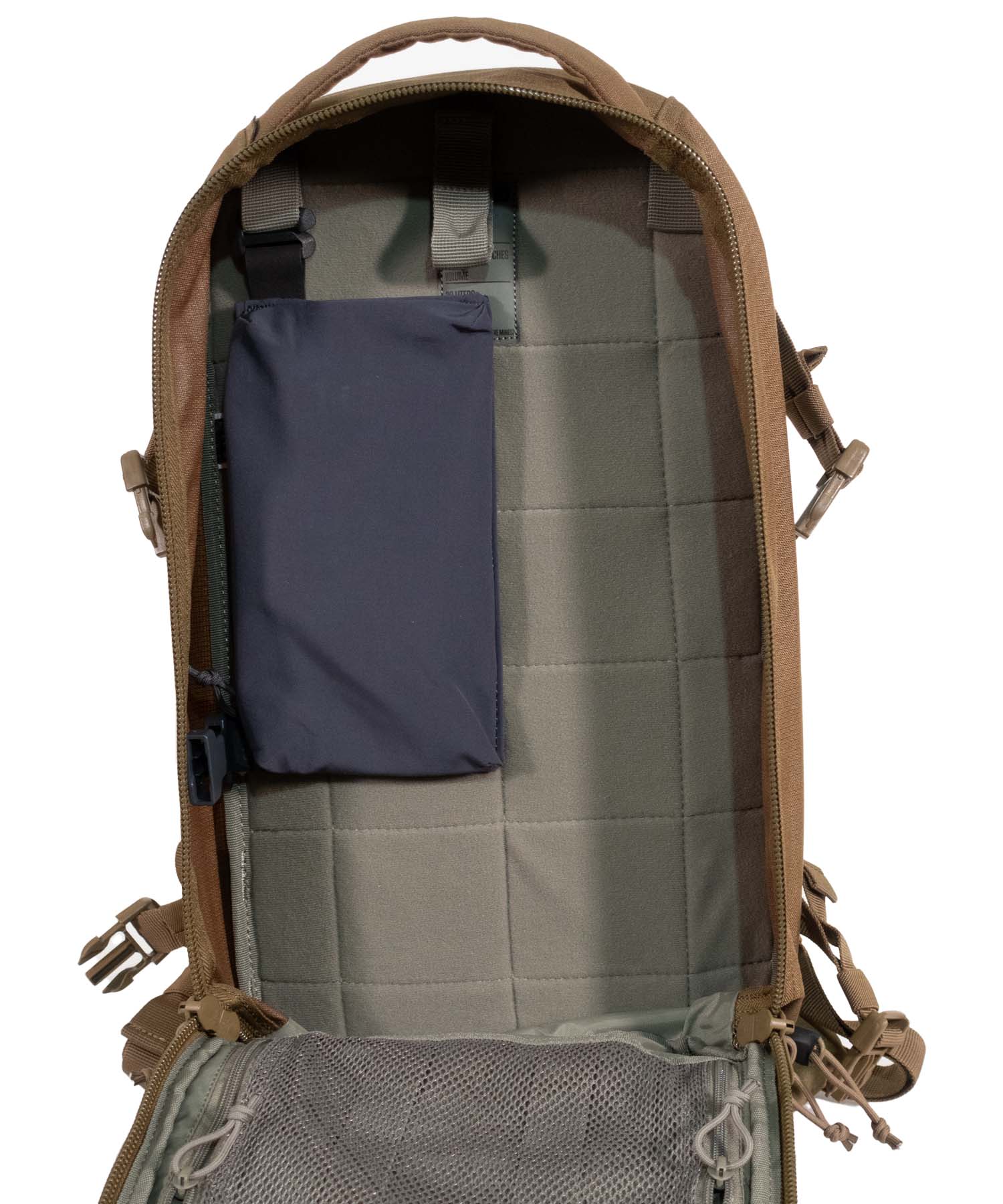 Borsello singolo Double Deploy tungsten dentro zaino AMP10 kangaroo