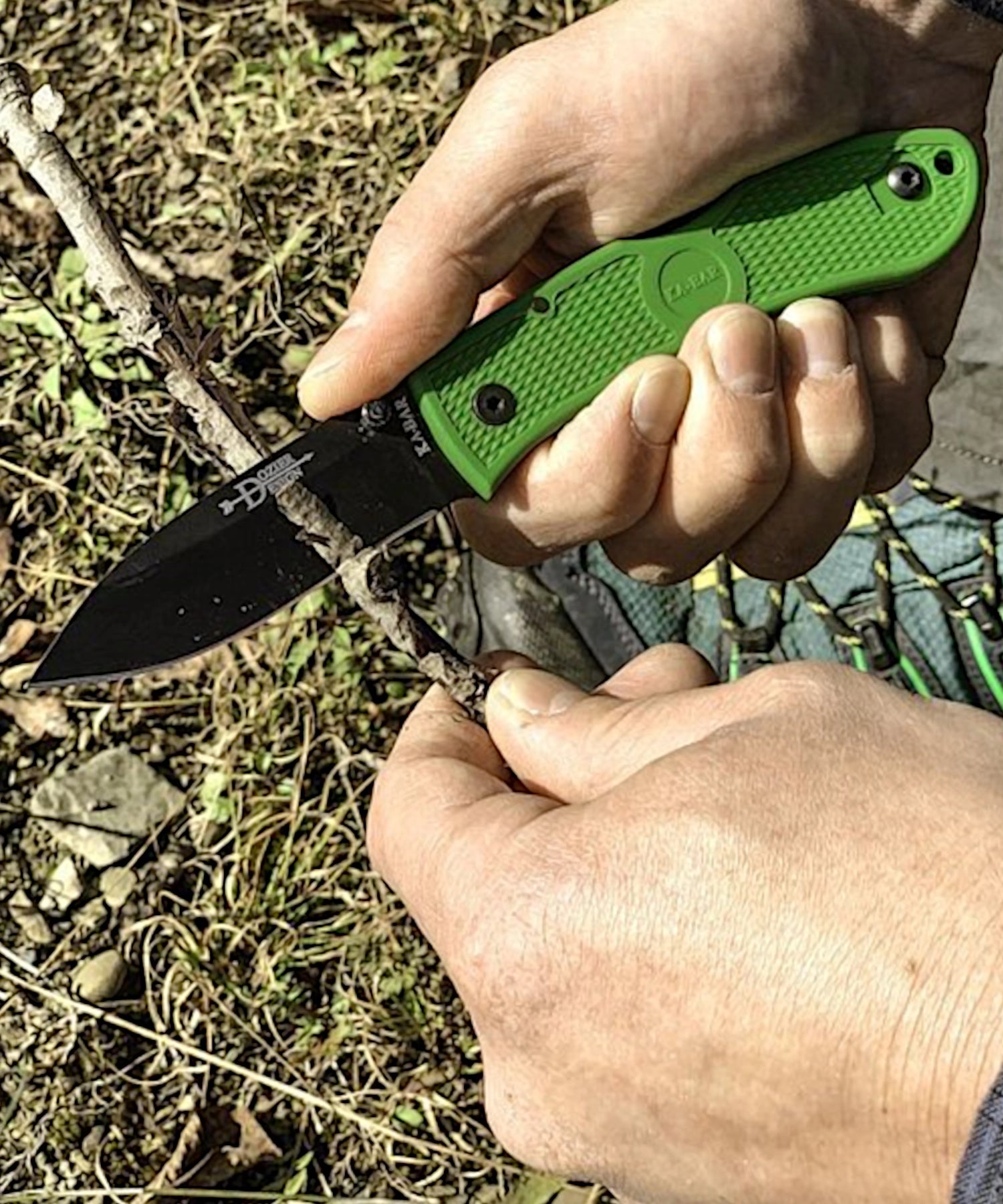 IL KA-BAR 4062GY Dozier variante Green mentre taglia un rametto