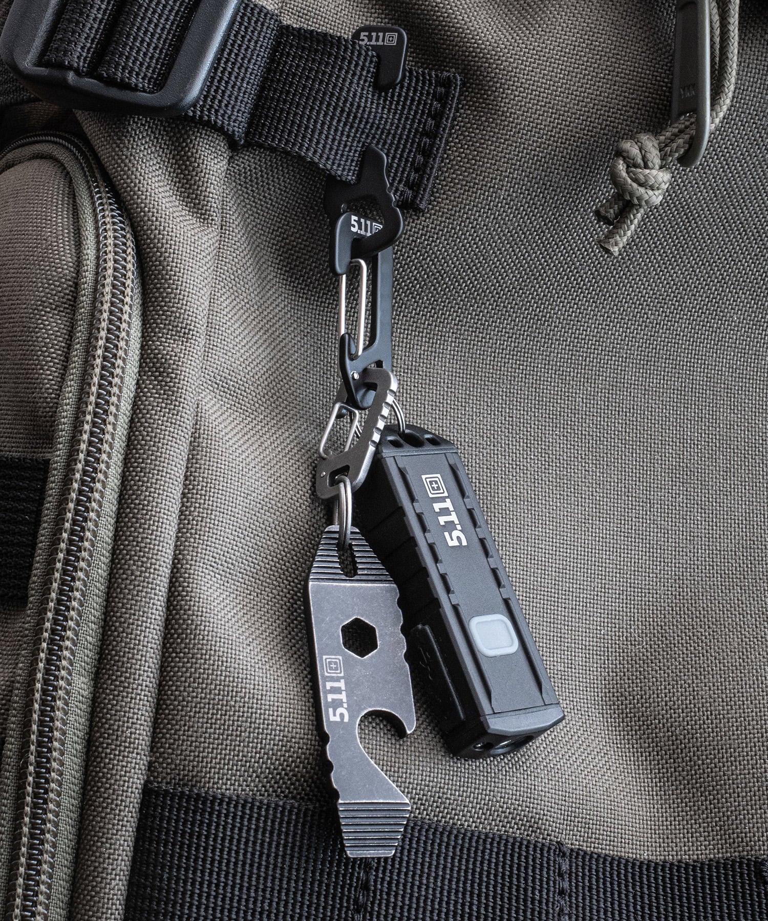 EDT PRY di 5.11 appesa ad uno zaino 5.11