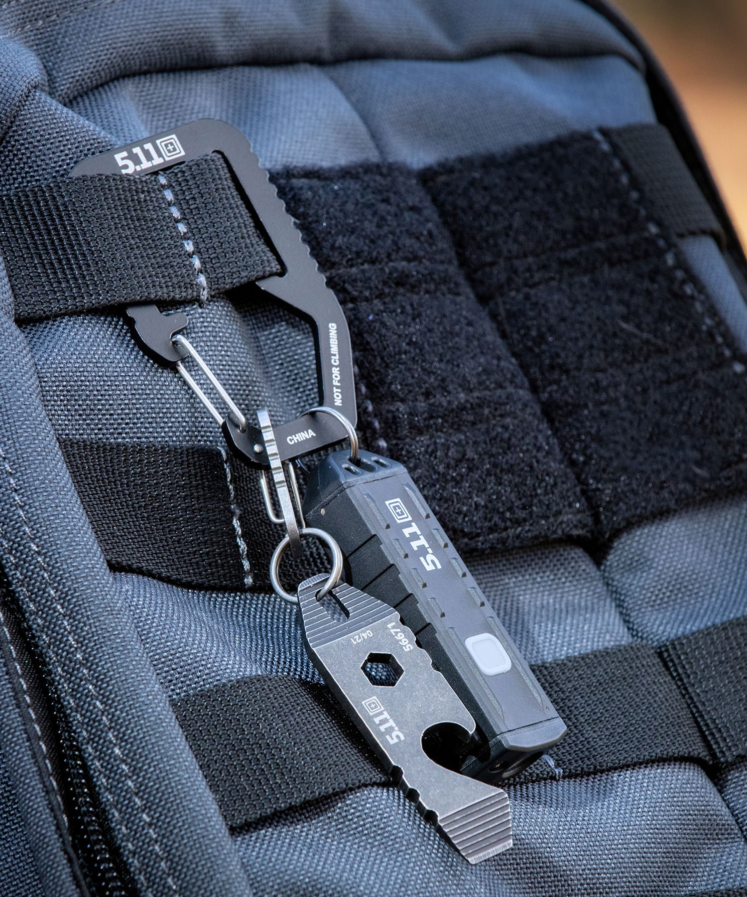 EDT pry di 5.11 agganciato a zaino rush 24 double tap