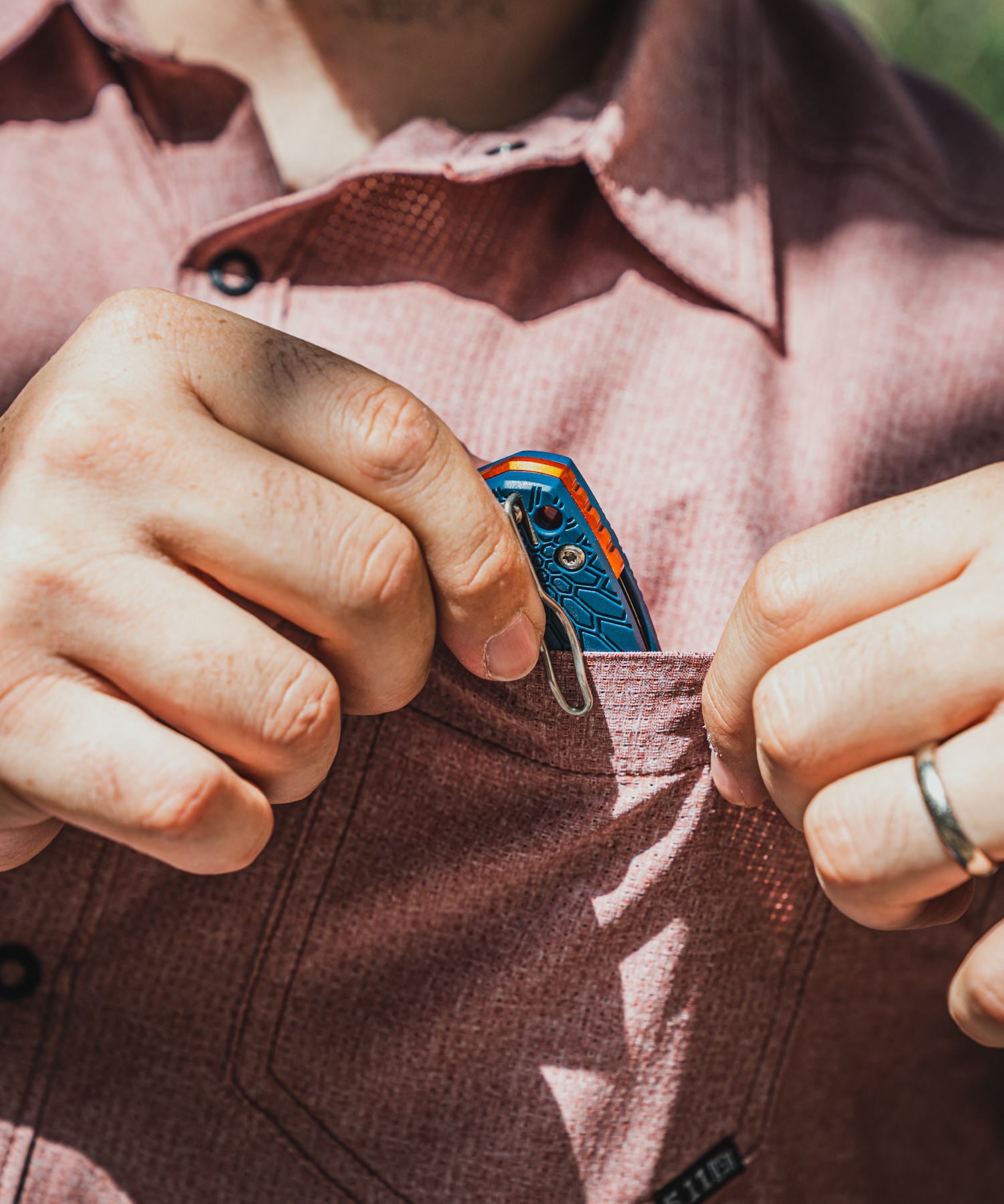 Paolo di backpacco estrae il fox baby core dalla camicia 5.11 tactical