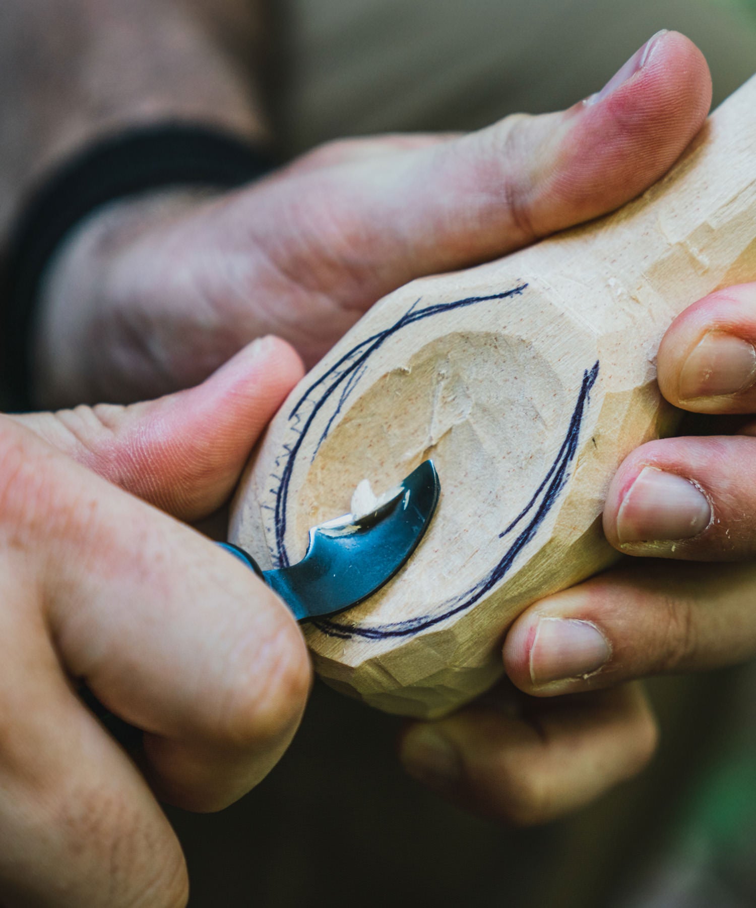Paolo di BackPacco scava il cucchiaio di legno che sta intagliando con la lama curva del carving Jack di Flexcut