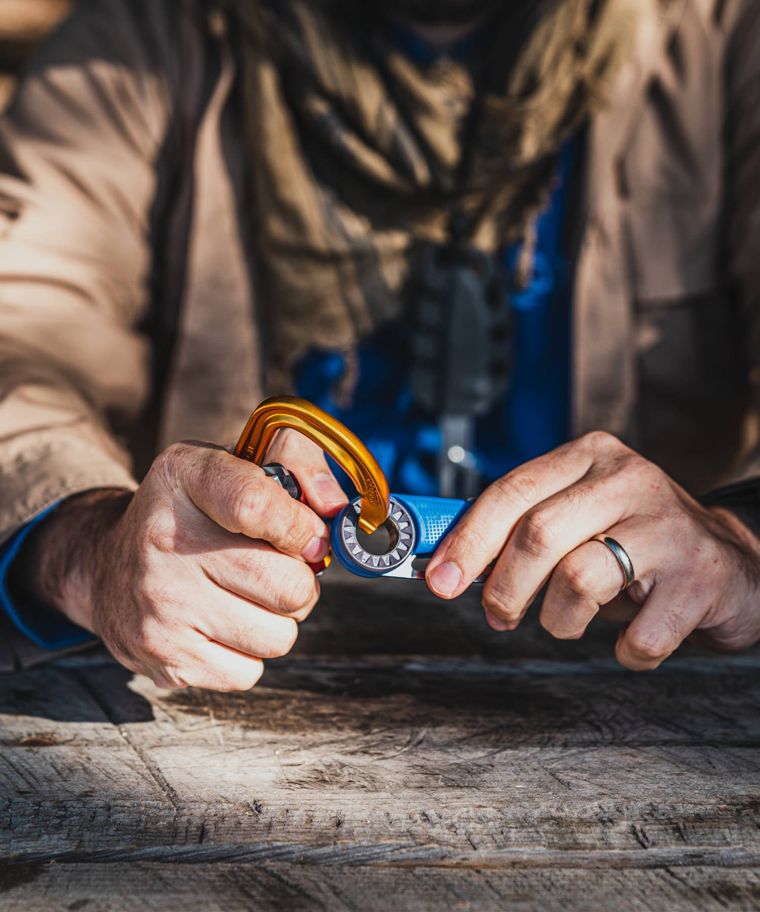 Paolo di backpacco aggancia il coltello petzl spatha blu al moschettone da arrampicata