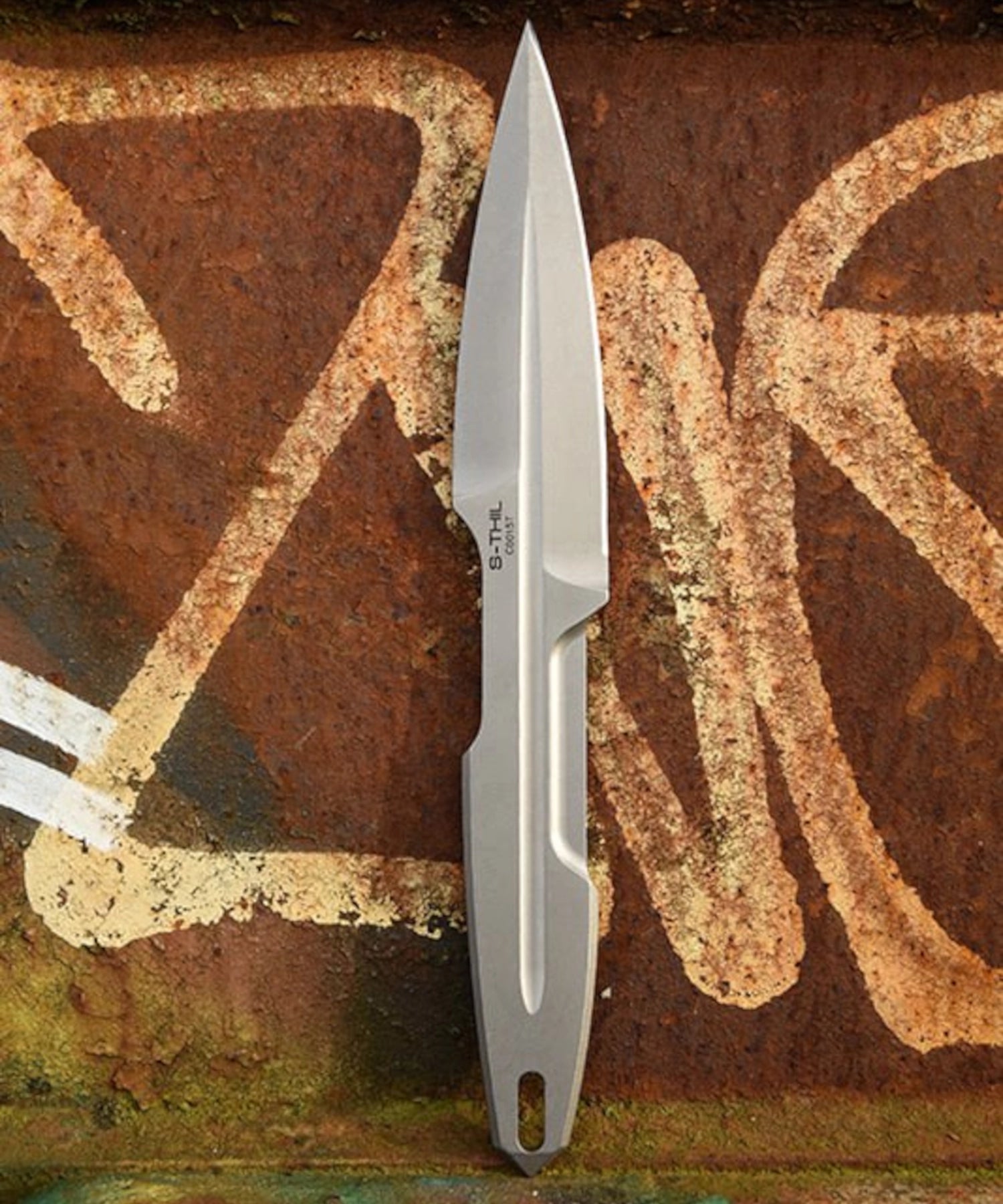 Foto del S-Thil di Extrema Ratio su un pannello arrugginito