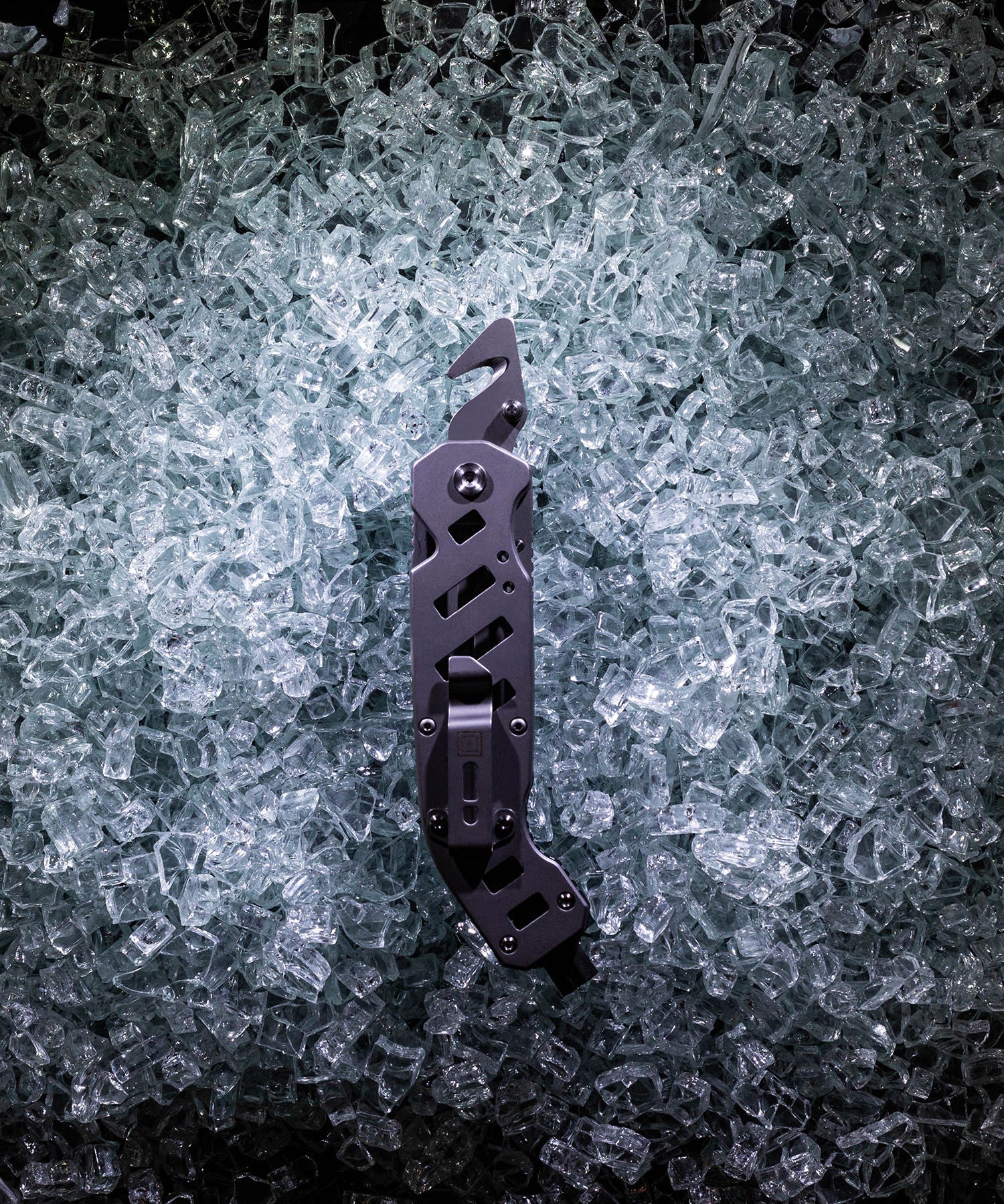 esc rescue knife di 5.11 su cocci di vetro rotti