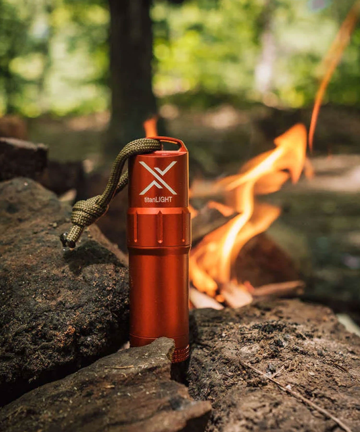 EXOTAC accendino titanlight arancione con fuoco acceso