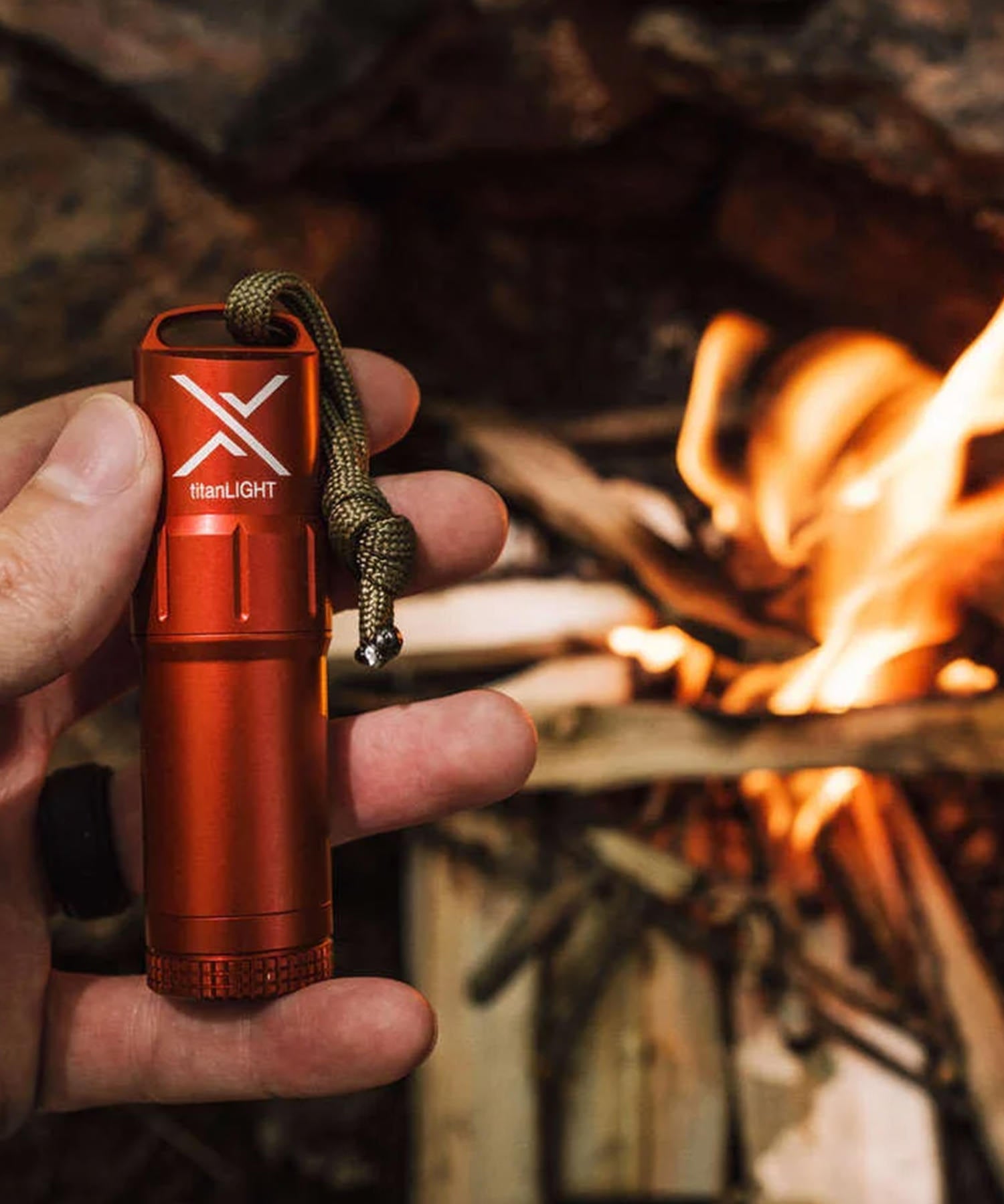 EXOTAC accendino titanlight arancione con fuoco acceso comodamente