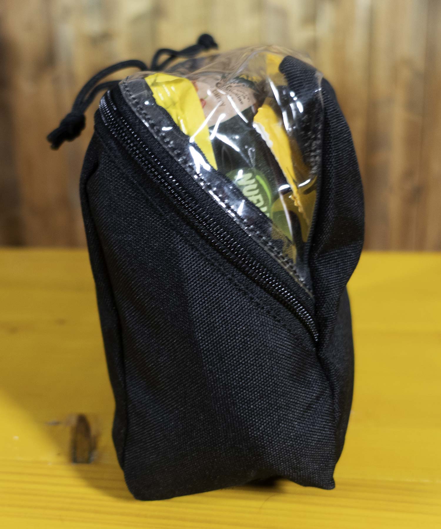 Easy-Vis pouch di 5.11 vista di lato con apertura diagonale e inserto in vinile trasparente