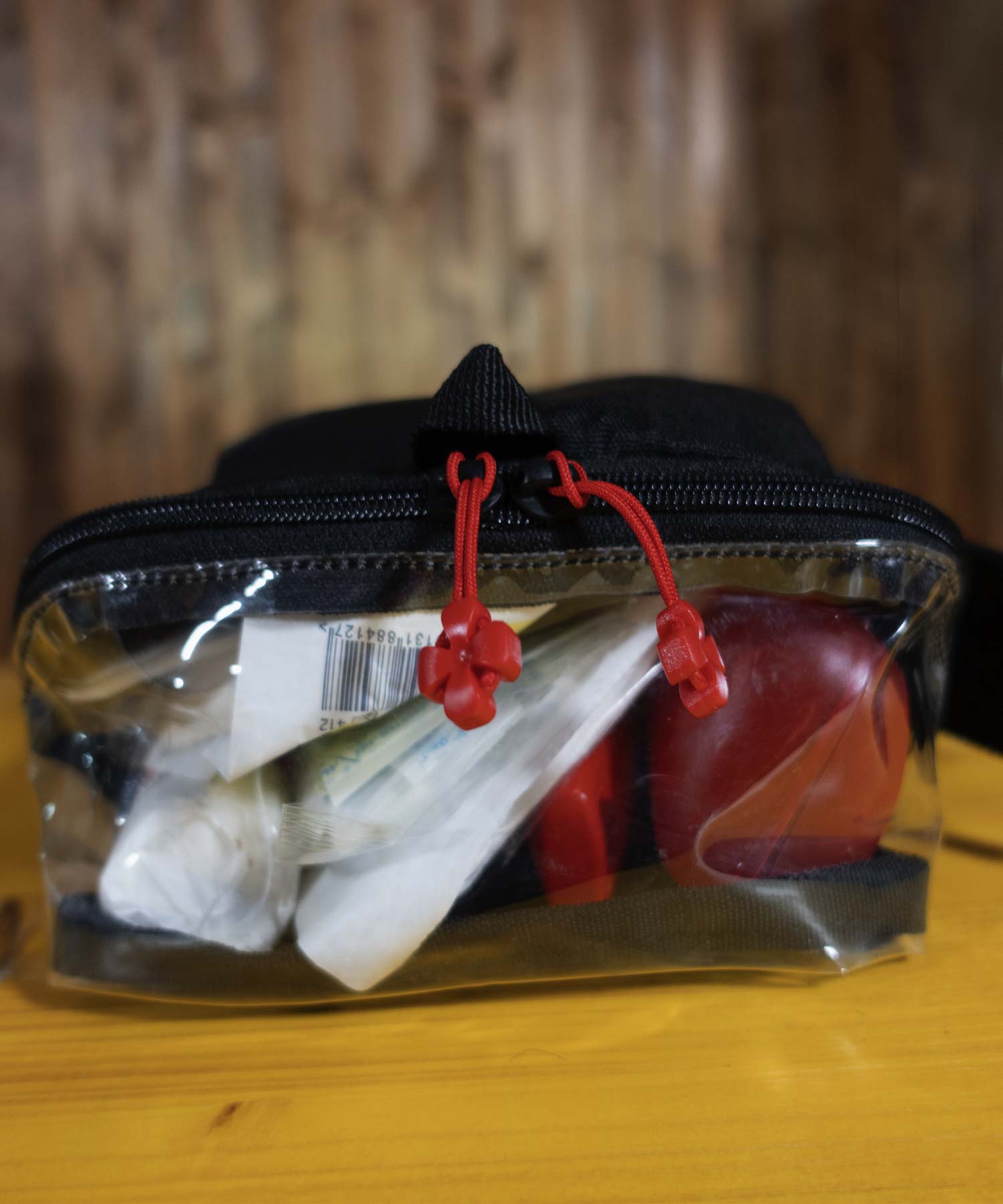 tasca easy-vis come kit di primo soccorso, vista dall'alto con l'inserto in vinile trasparente che consente l'accesso a tutto il contenuto