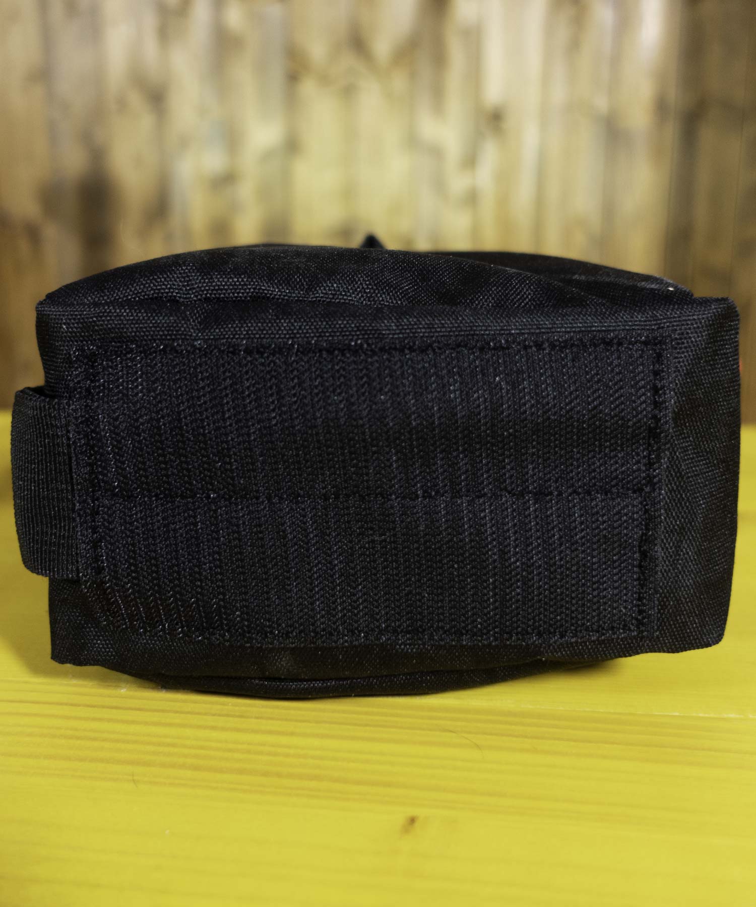 fondo in velcro hook maschio della tascha Easy-vis di 5.11 che permette l'ancoraggio allo zaino