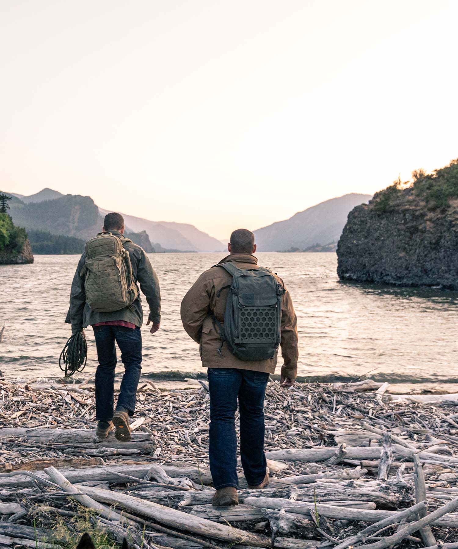 due uomini con zaino amp24 che vivono un'avventura in riva al lago