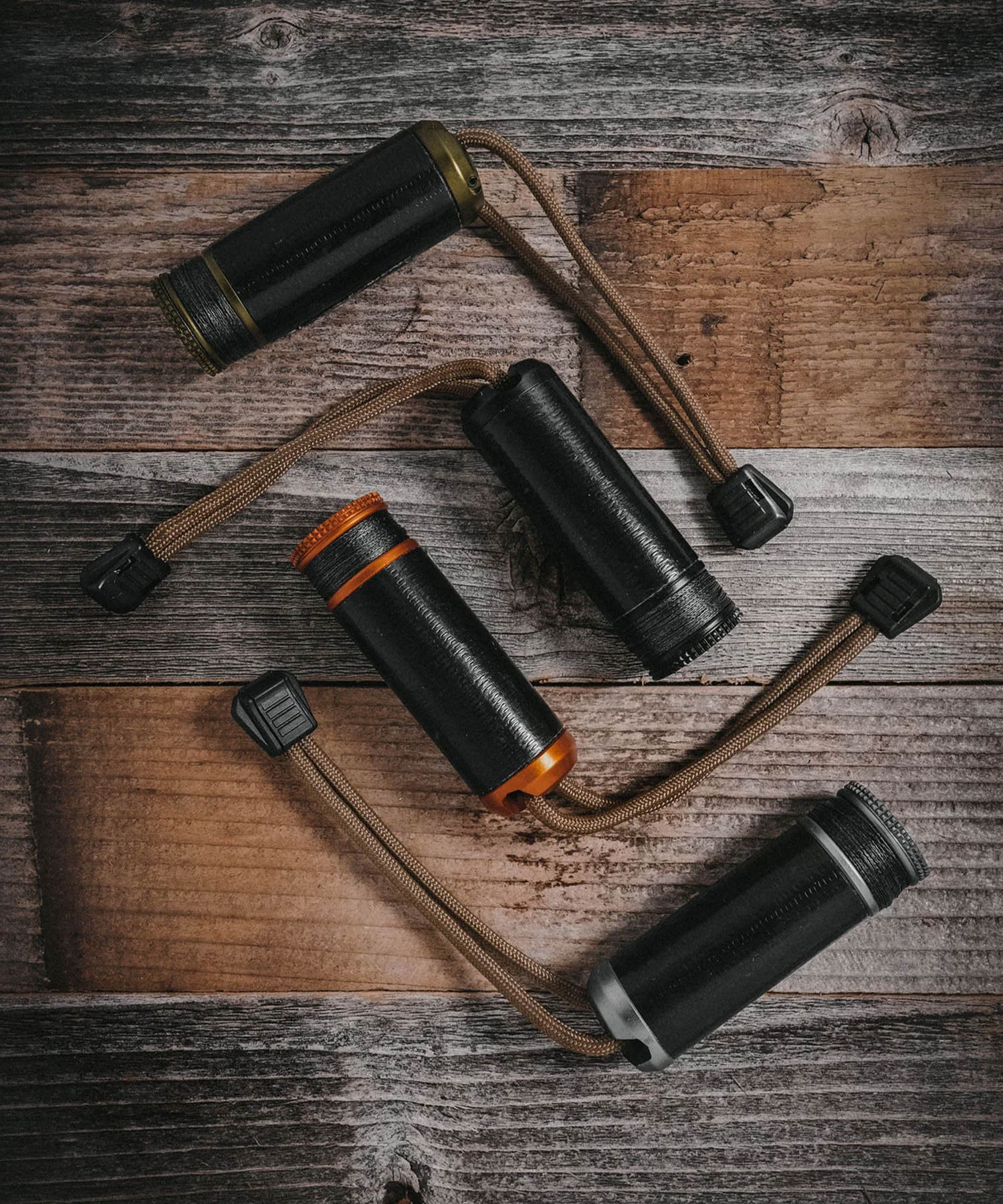 Exotac ripspool di tutti i colori su un tavolo di legno
