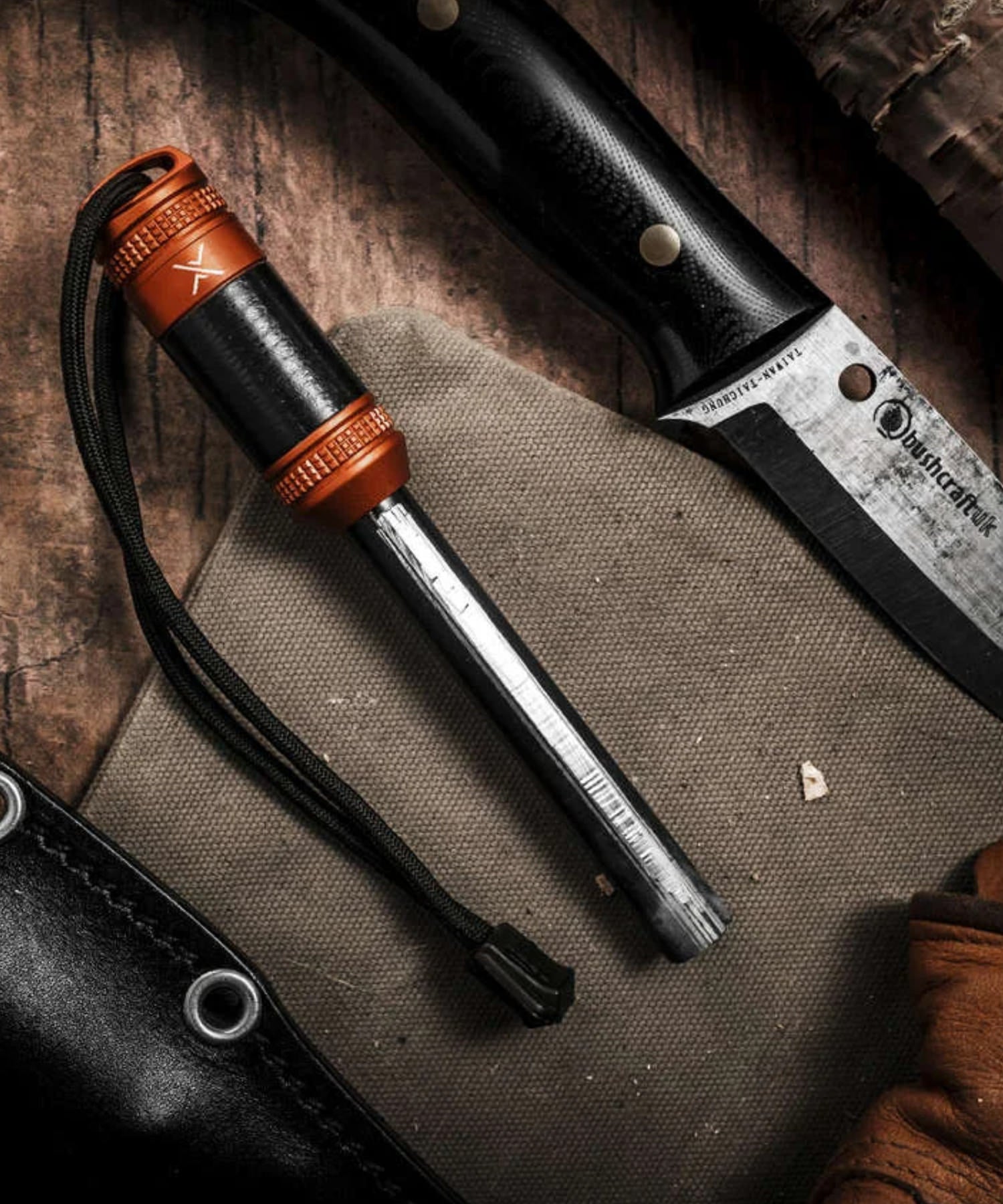 acciarino Firerod xl arancione con coltello da bushcraft