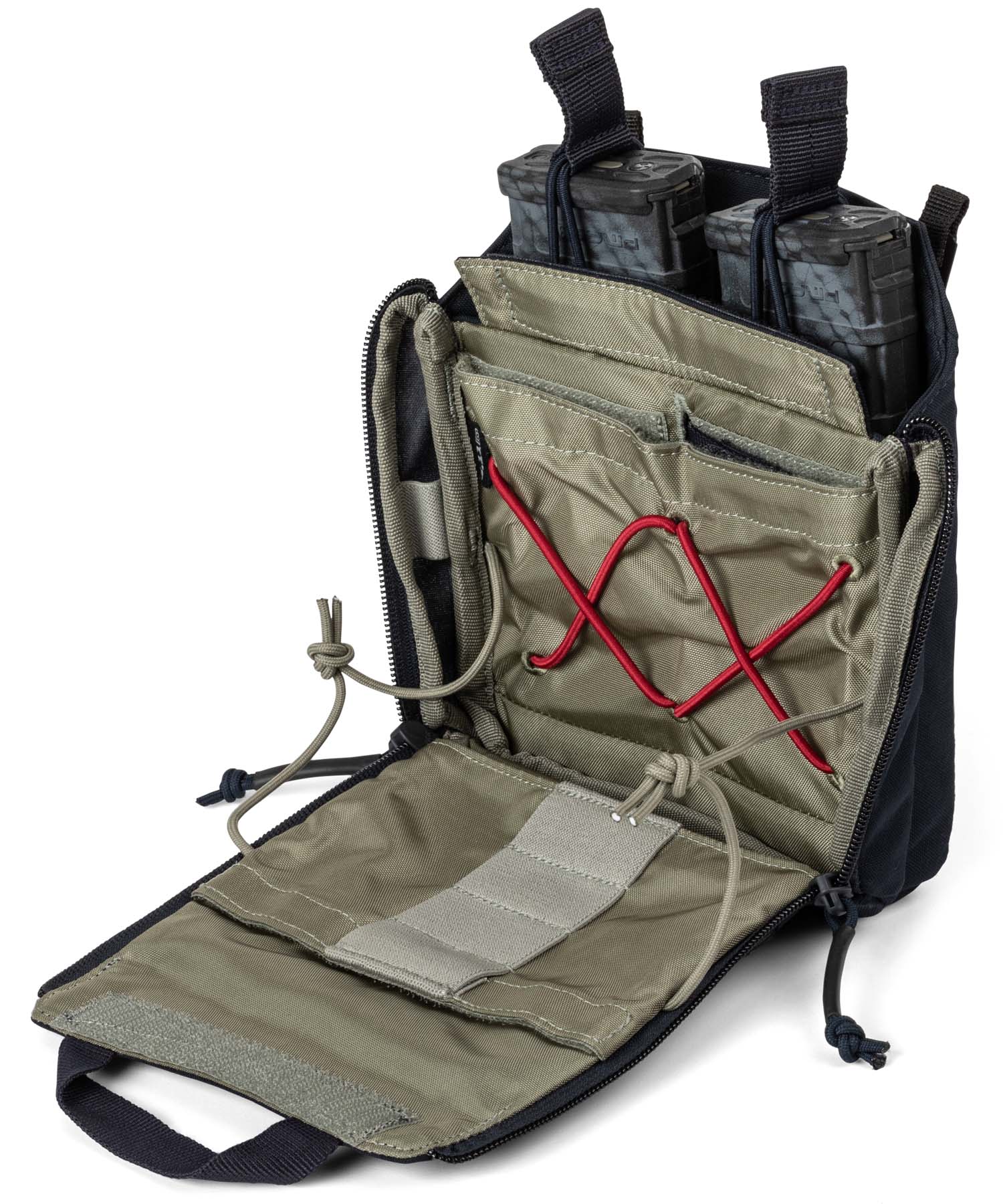 Flex Tac Med Pouch di 5.11 aperta con soltanto i caricatori AR e le tasche in vista