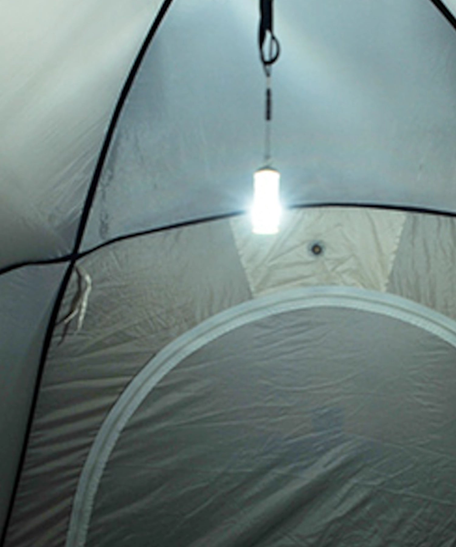 La GT-AAA di GLO-TOOB usata come illuminazione principale in tenda