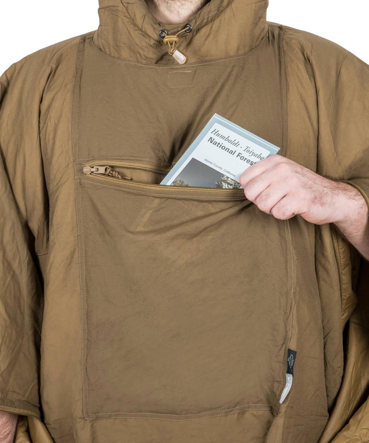 HELIKON SWAGMAN ROLL PONCHO COYOTE - DETTAGLIO TASCA FRONTALE