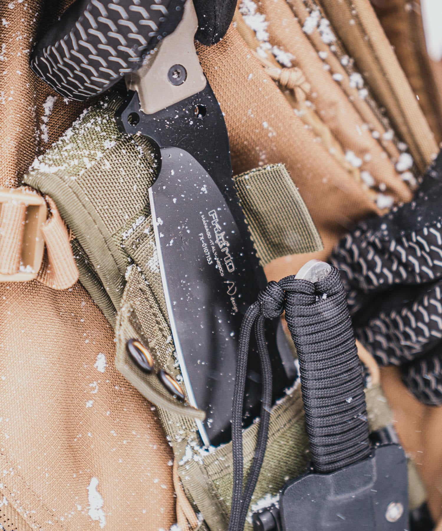 Il fox parang con il fox tarlo applicato sul fodero come coltello di backup