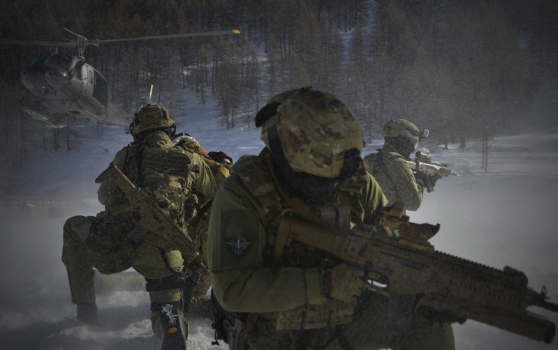 Alpini paracadutisti nel corso di un'estrazione in elicottero di www.esercito.difesa.it,