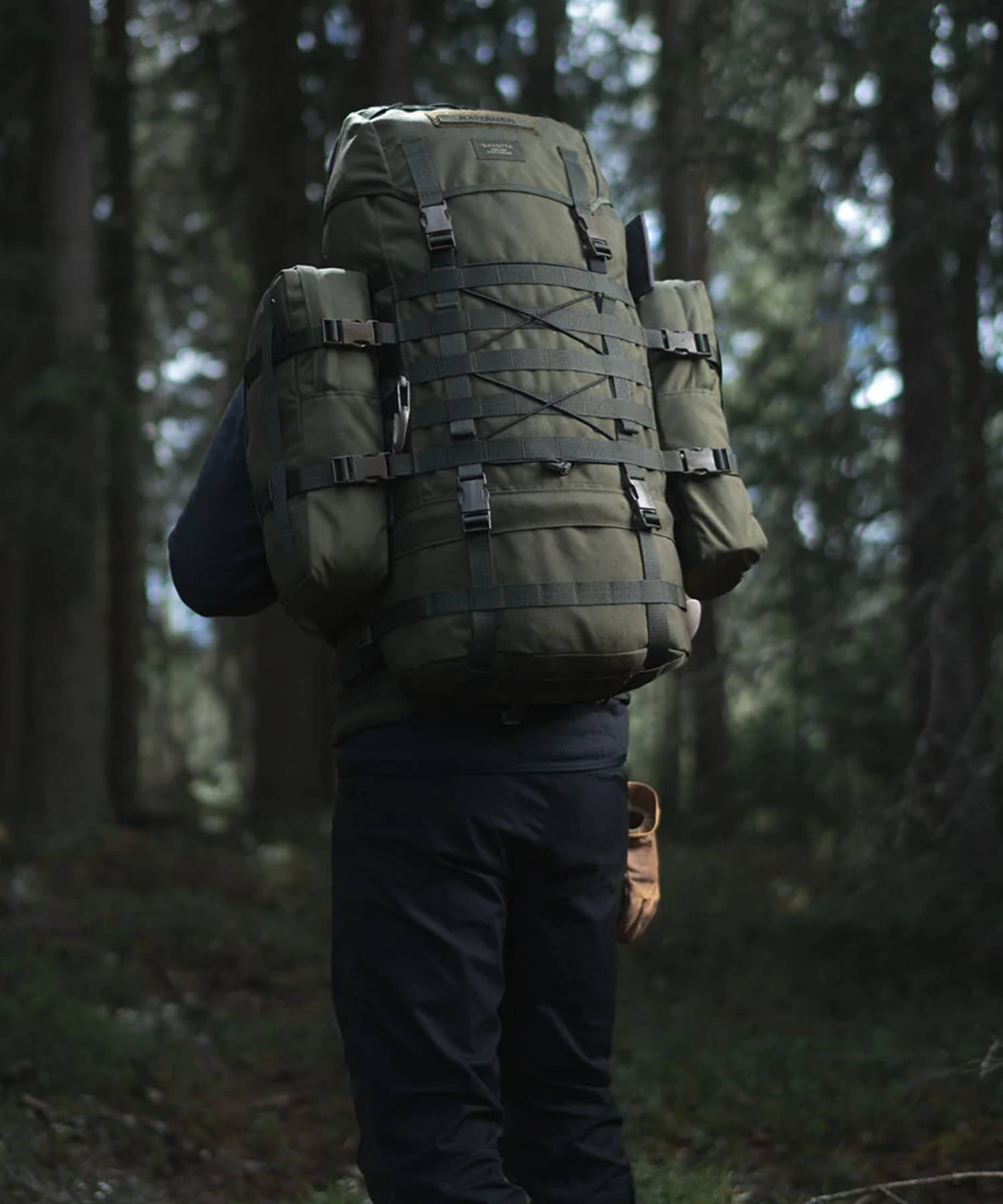 zaino savotta Jääkäri L accessoriato con tasche verticali durante un'escursione al bosco