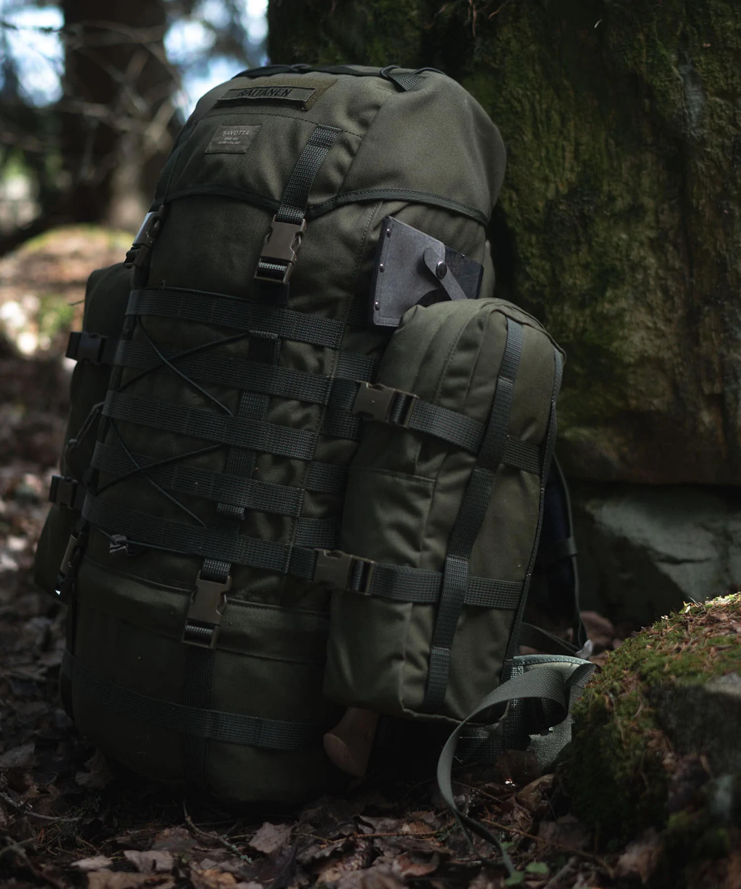 zaino savotta Jääkäri L pronto per un escursione con tasche e accetta