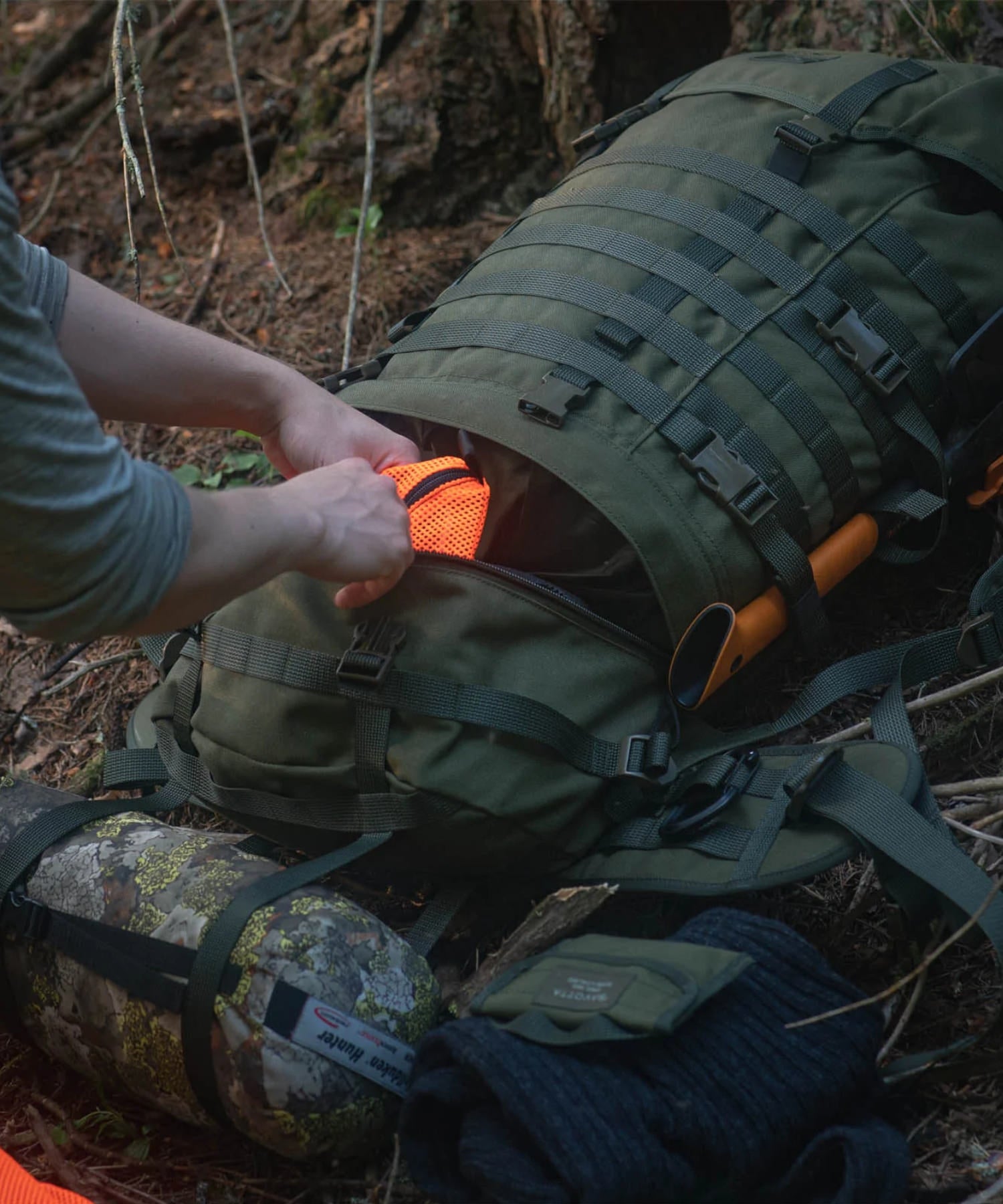 zaino savotta Jääkäri L  con scomparto inferiore aperto durante un'escursione nel bosco