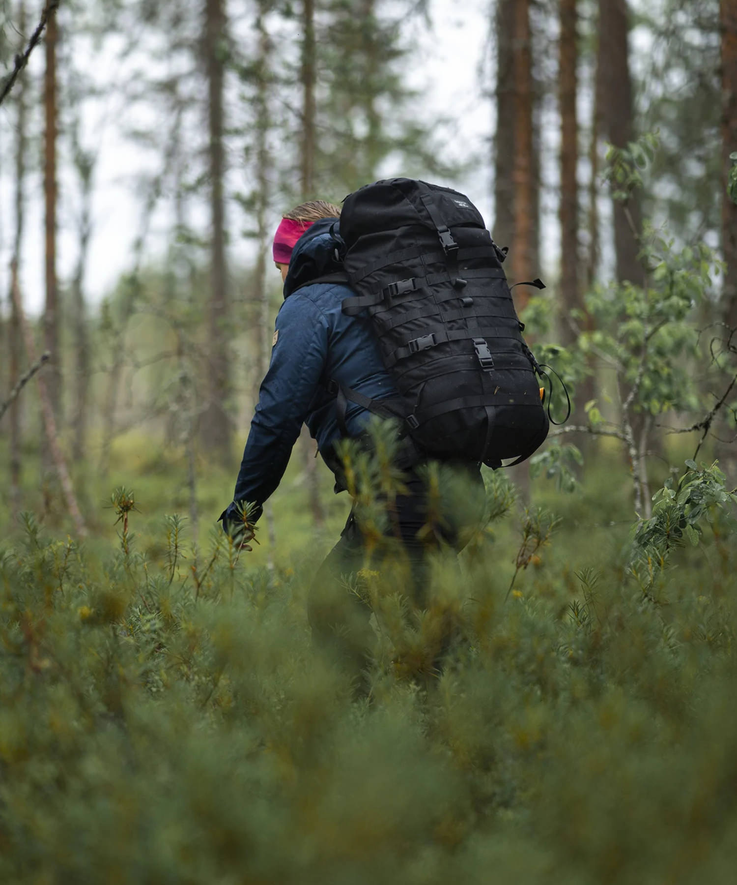 zaino savotta Jääkäri L nero indossato da una donna durante una passeggiata