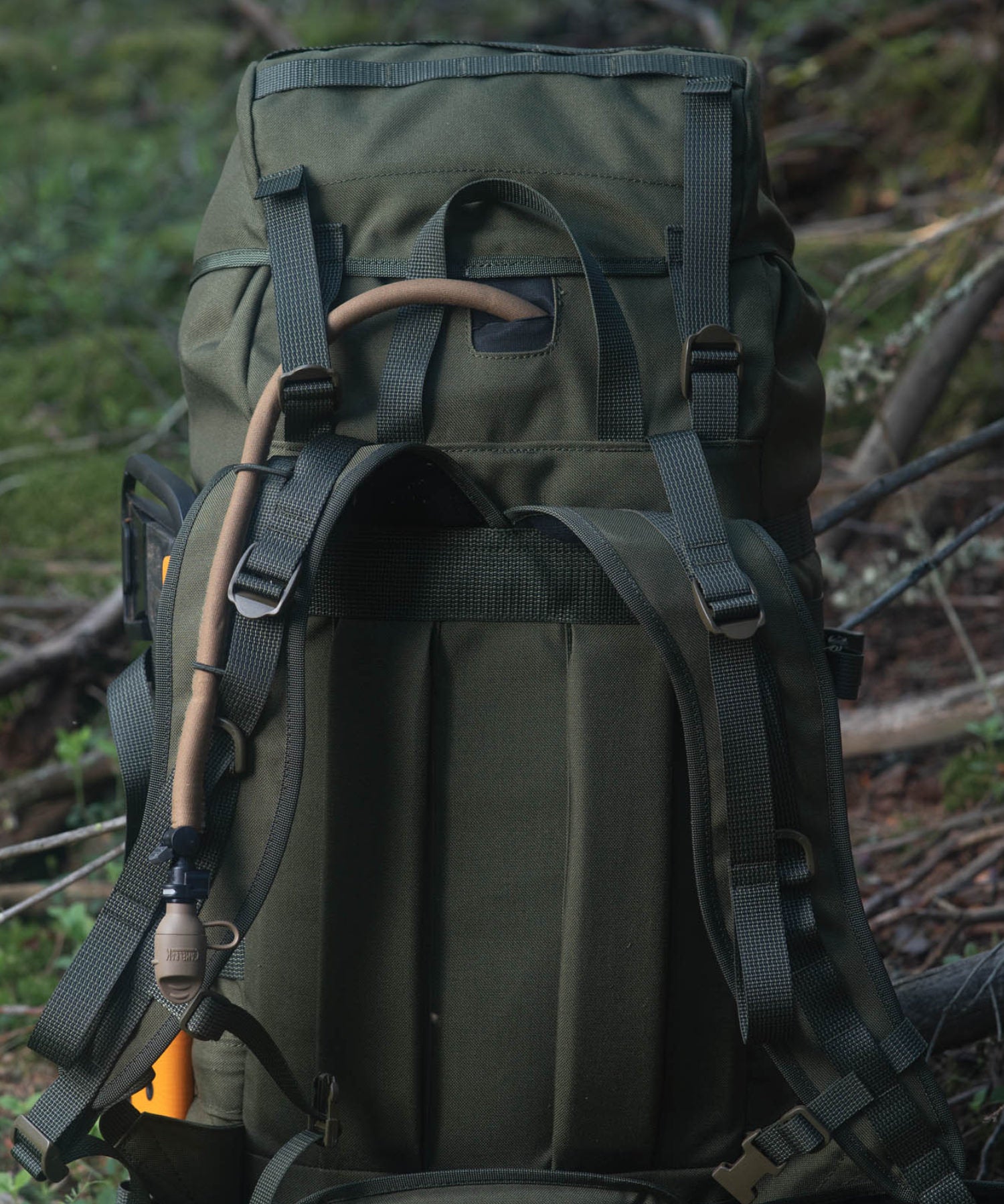 zaino savotta Jääkäri L - vista dello schienale e dell'uscita per il tubetto del sistema di idratazione