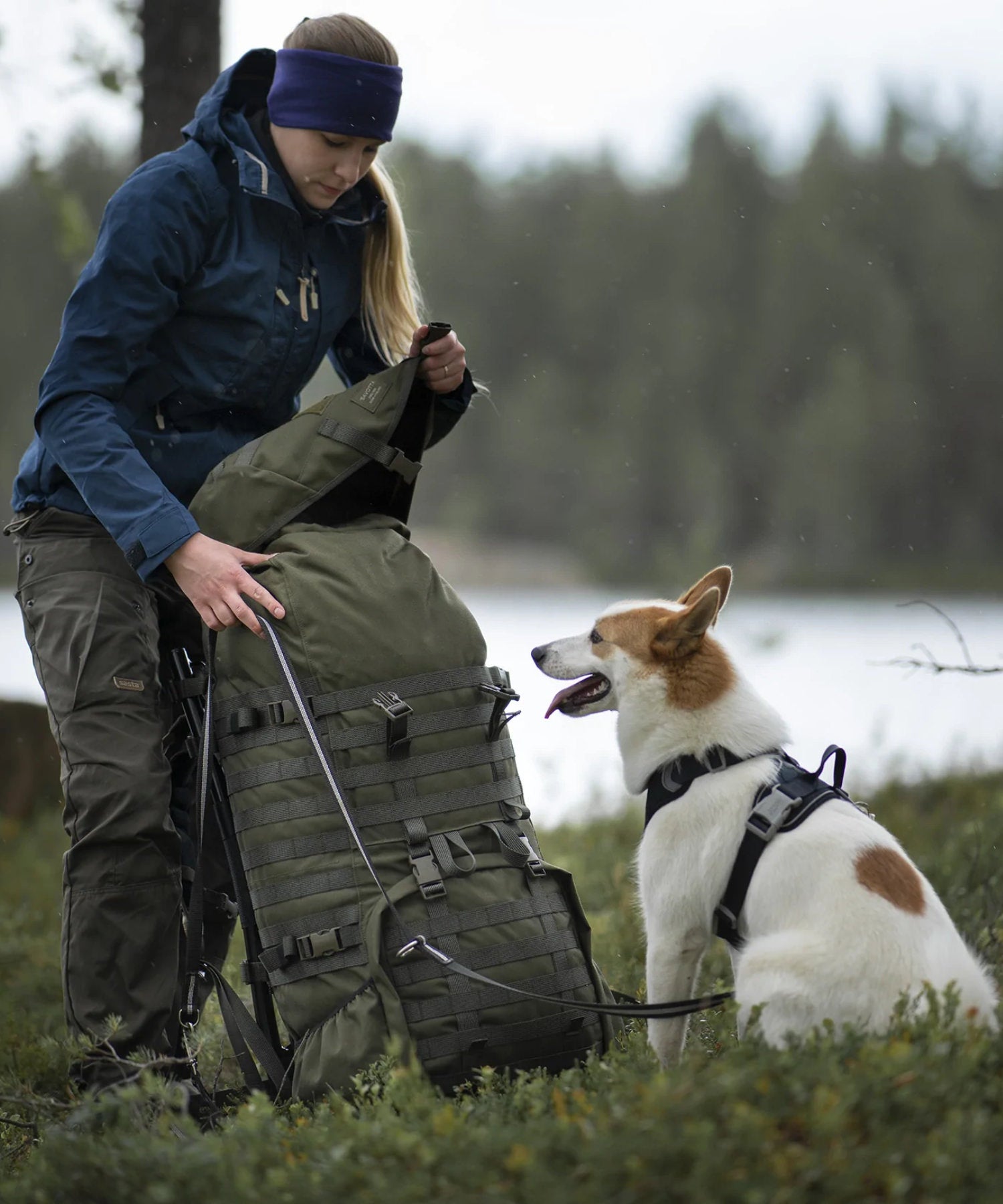zaino Savotta Jääkäri XL in un'uscita con il cane in natura