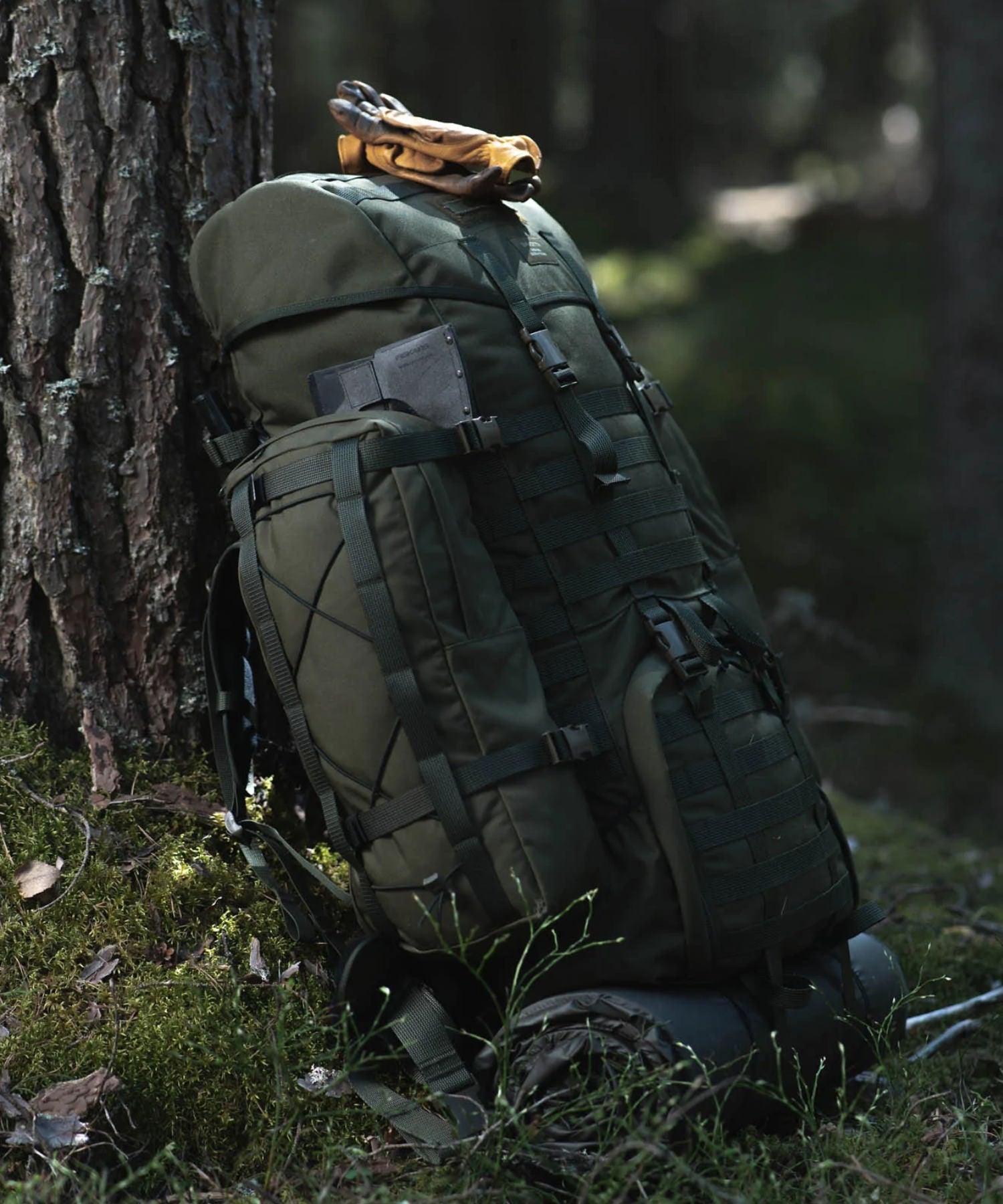 zaino Savotta Jääkäri XL appoggiato ad un albero durante una pausa