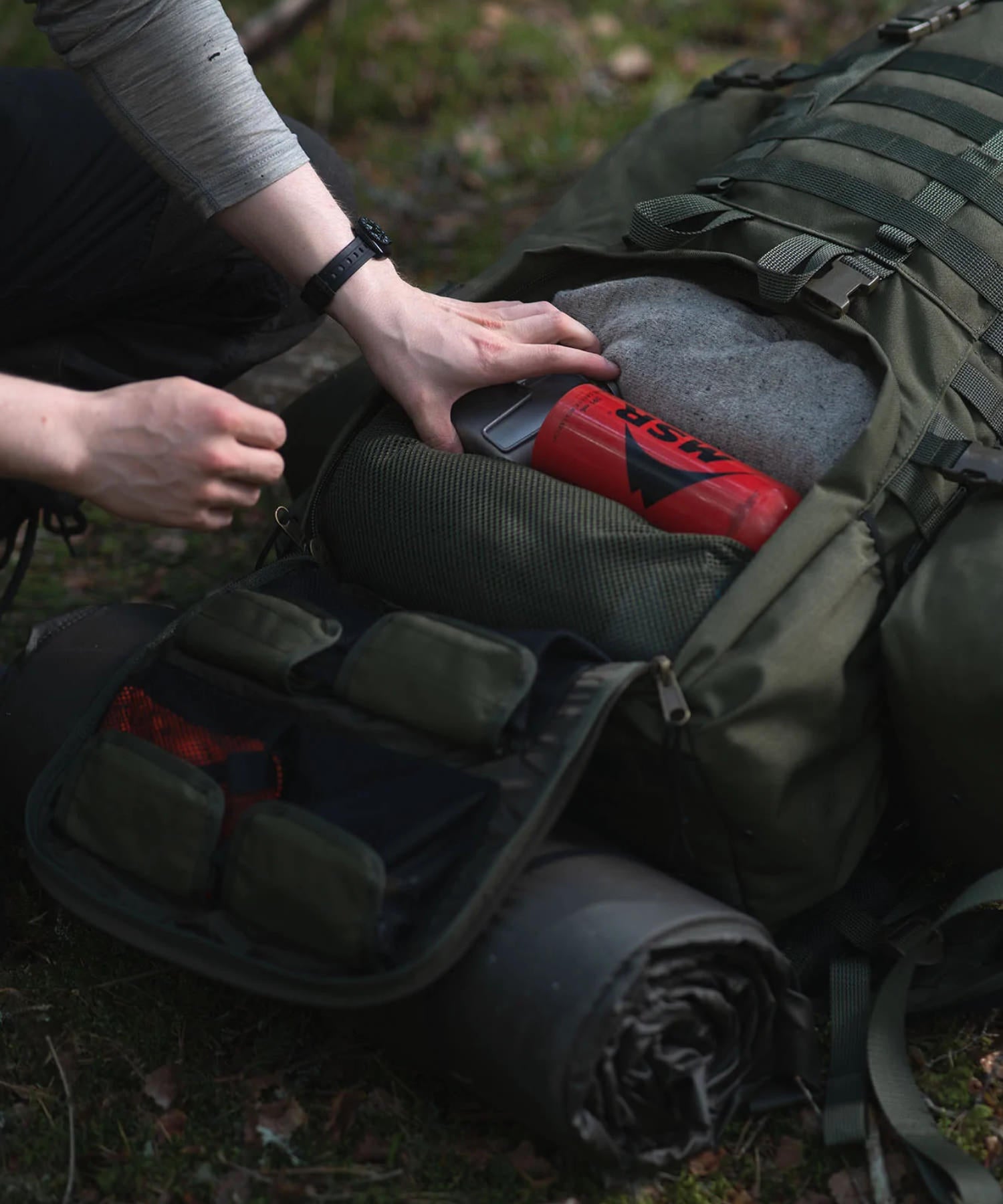 apro lo scomparto inferiore dello zaino Savotta Jääkäri XL per prendere il fornello da campo