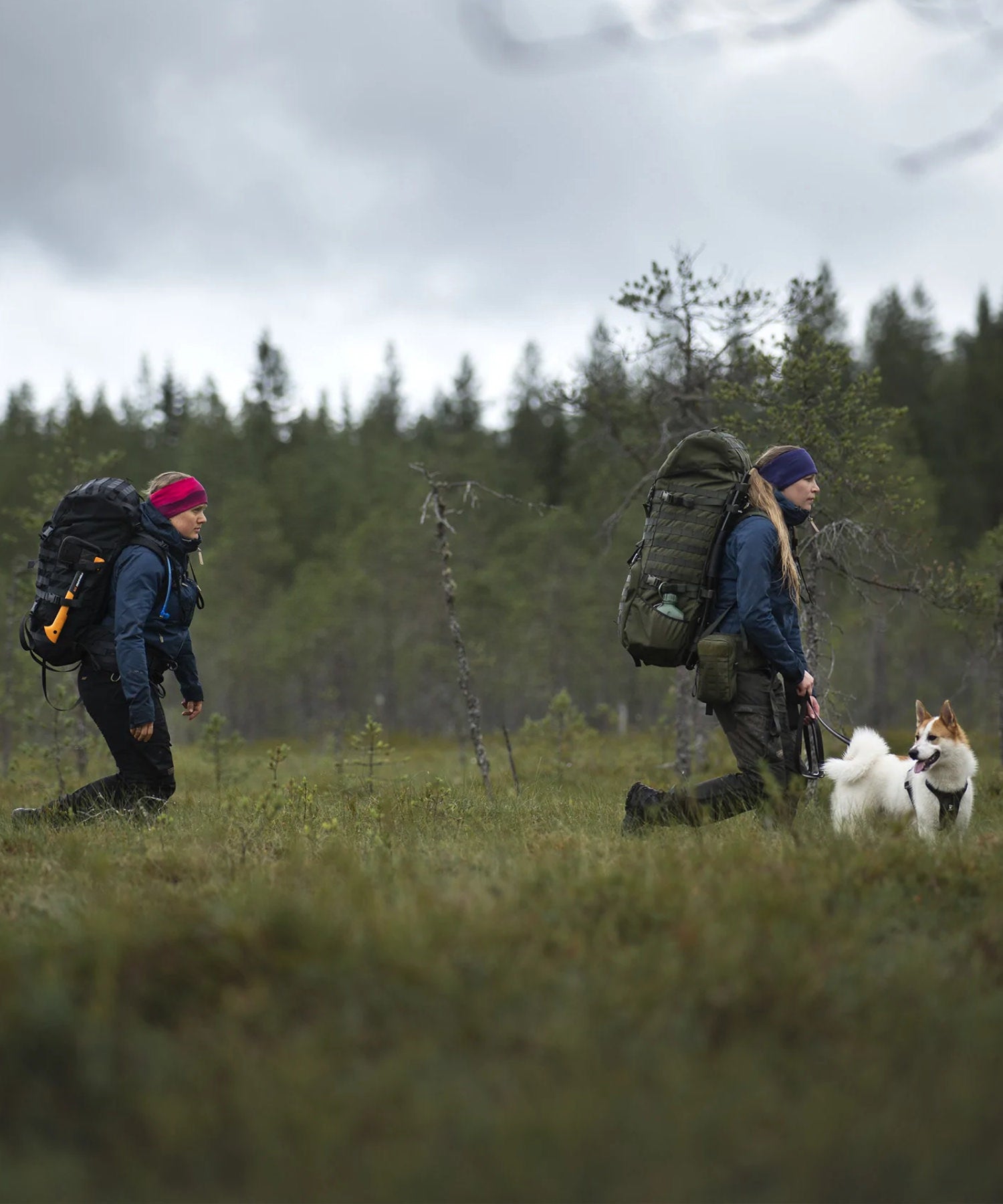 zaino Savotta Jääkäri XL indossato da una donna in escursione con l'amica