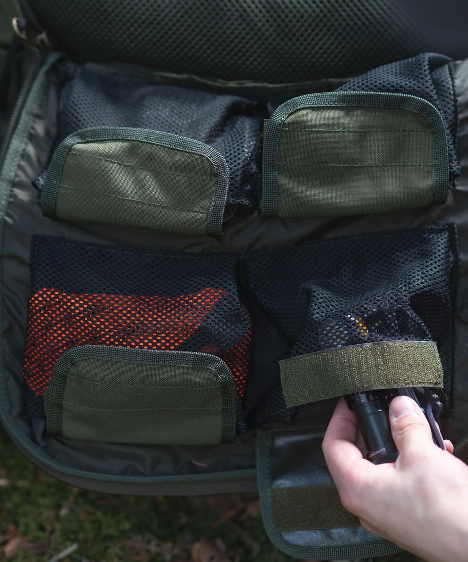 dettaglio delle tasche retinate nello scomparto inferiore dello zaino Savotta Jääkäri XL