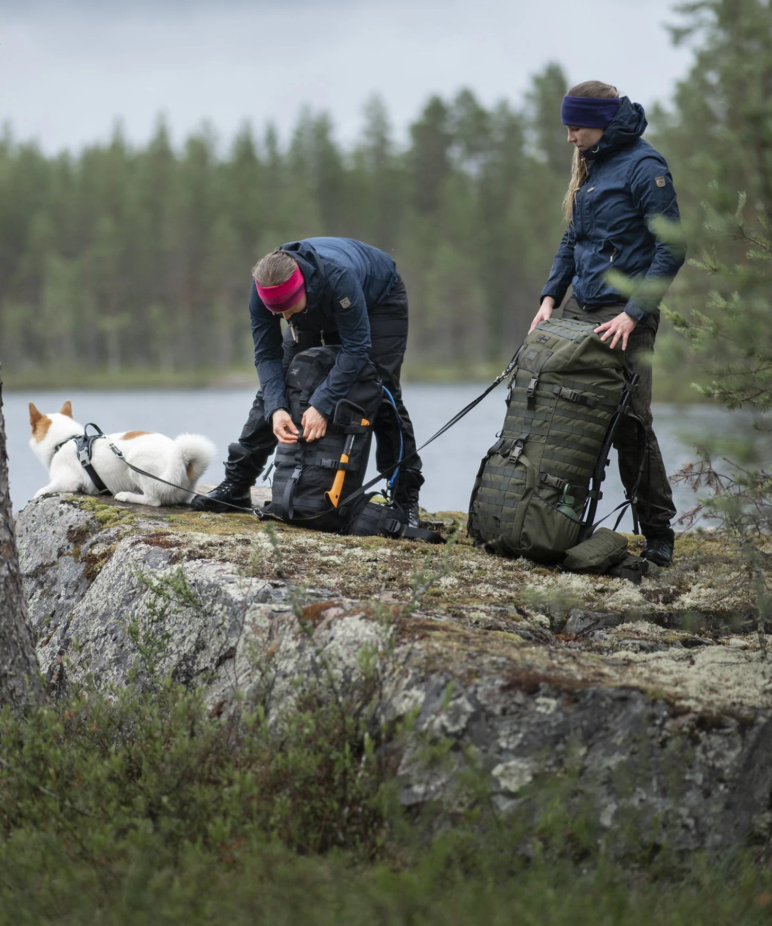 pausa durante un'escursione con un amica e lo zaino Savotta Jääkäri XL