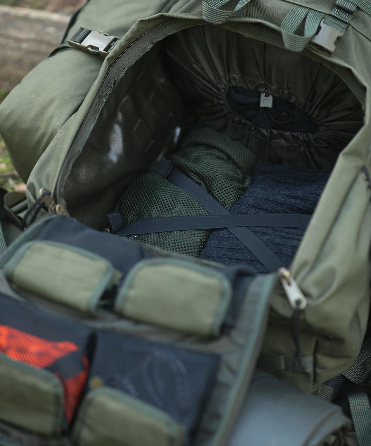 dettaglio degli elastici interni dello scomparto inferiore dello zaino Savotta Jääkäri XL