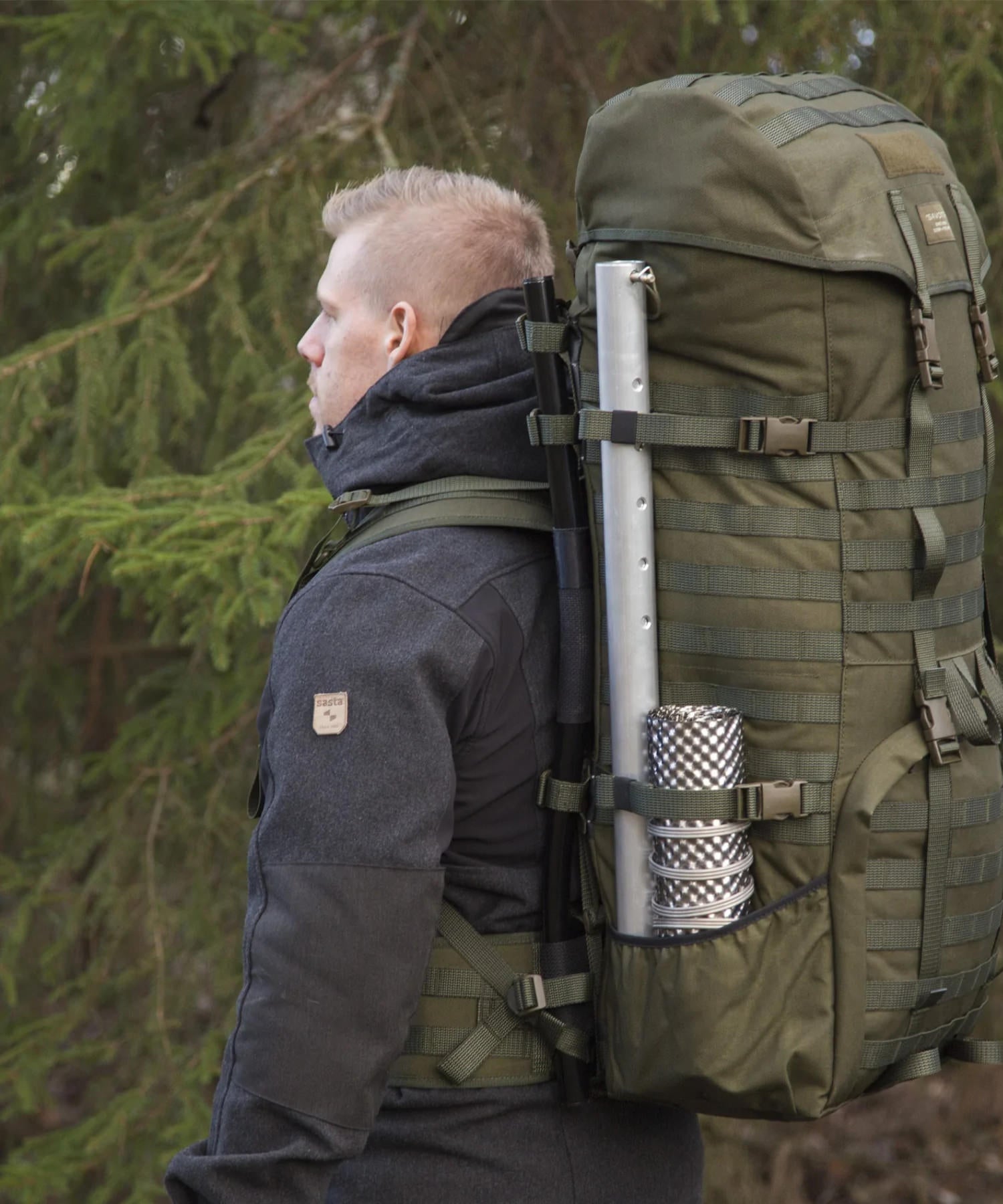 uomo con zaino Savotta Jääkäri XL e vista su tasca laterale