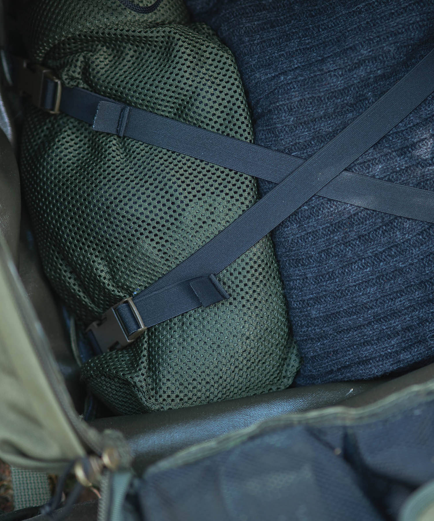 dettaglio delle cinghiette elastiche dello zaino Savotta Jääkäri XL