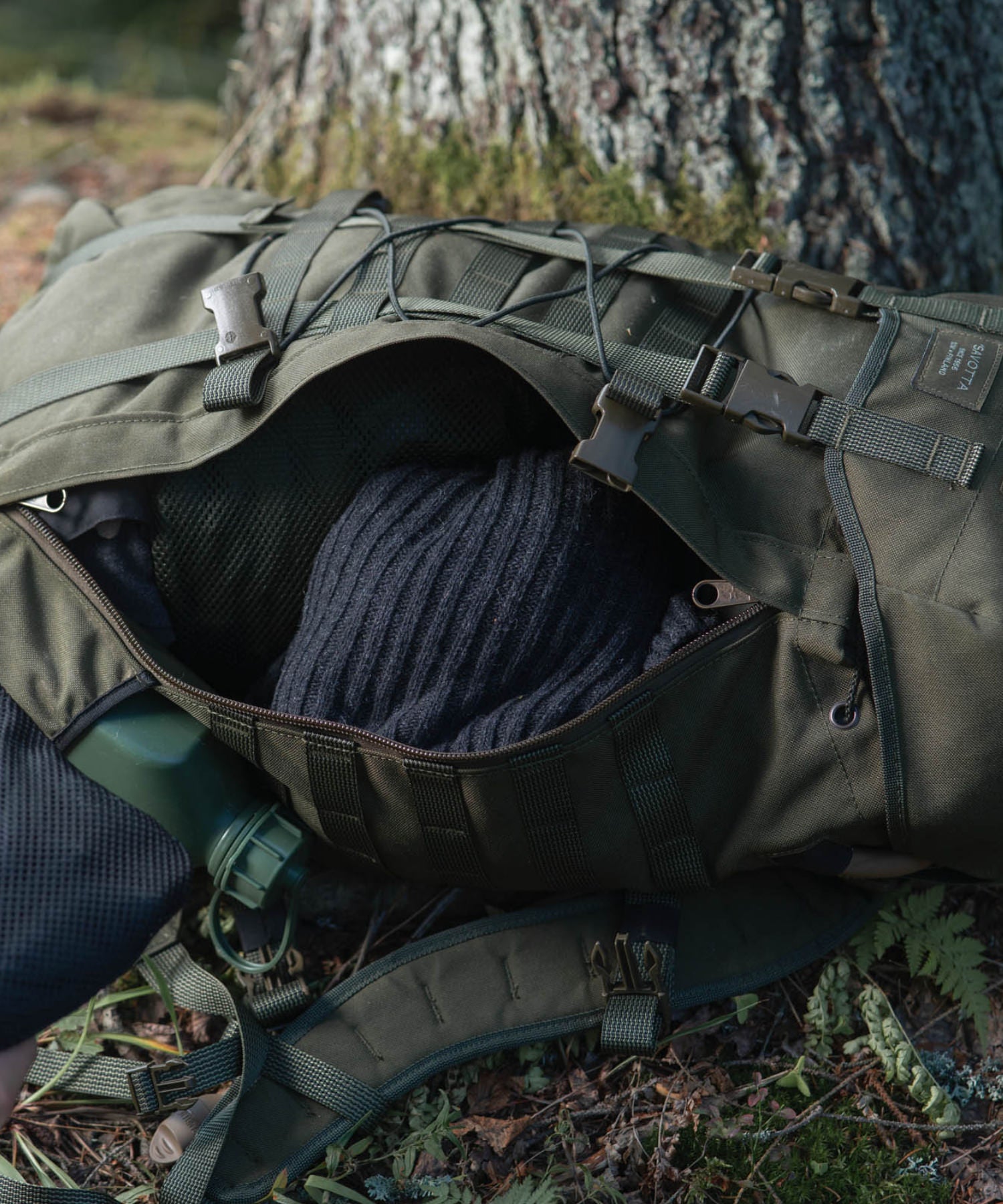 zaino savotta Jaakari M con zip laterale aperta per accedere a tutto il contenuto durante un'escursione