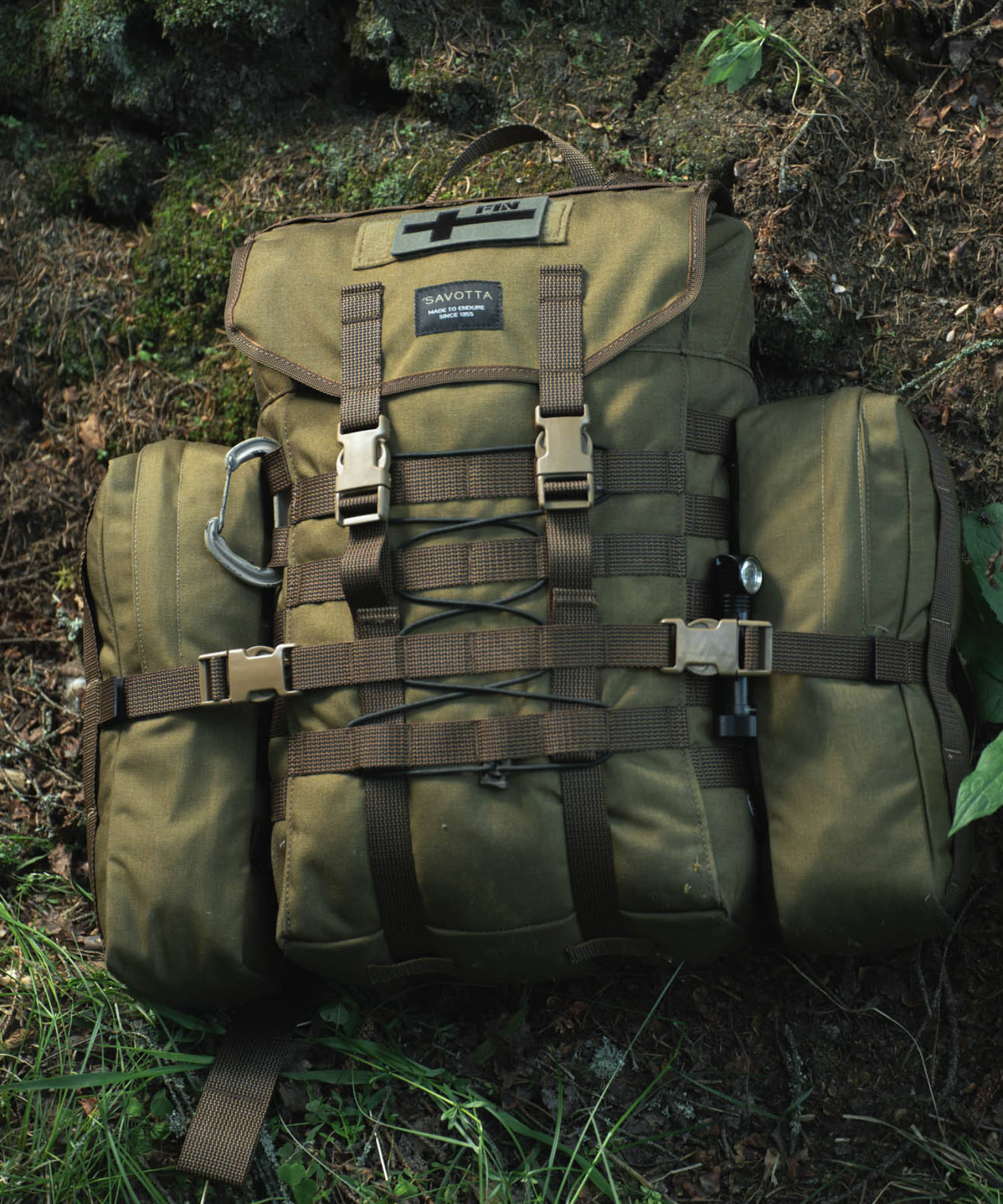 zaino savotta Jääkäri S con tasche laterali installate con sistema molle