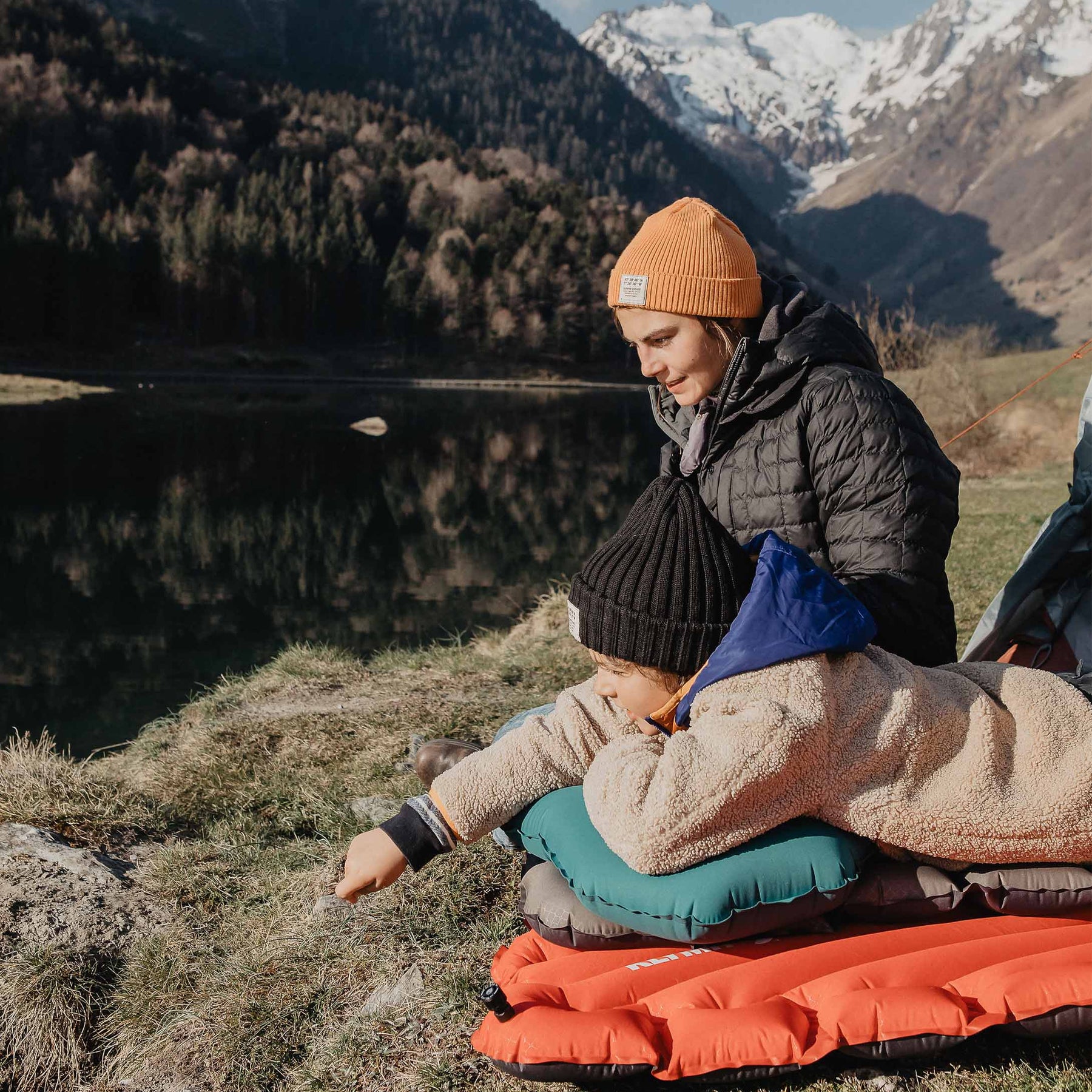 CUSCINO KLYMIT PILLOW XL AZZURO CON RAGAZZA CHE CI DORME SOPRA