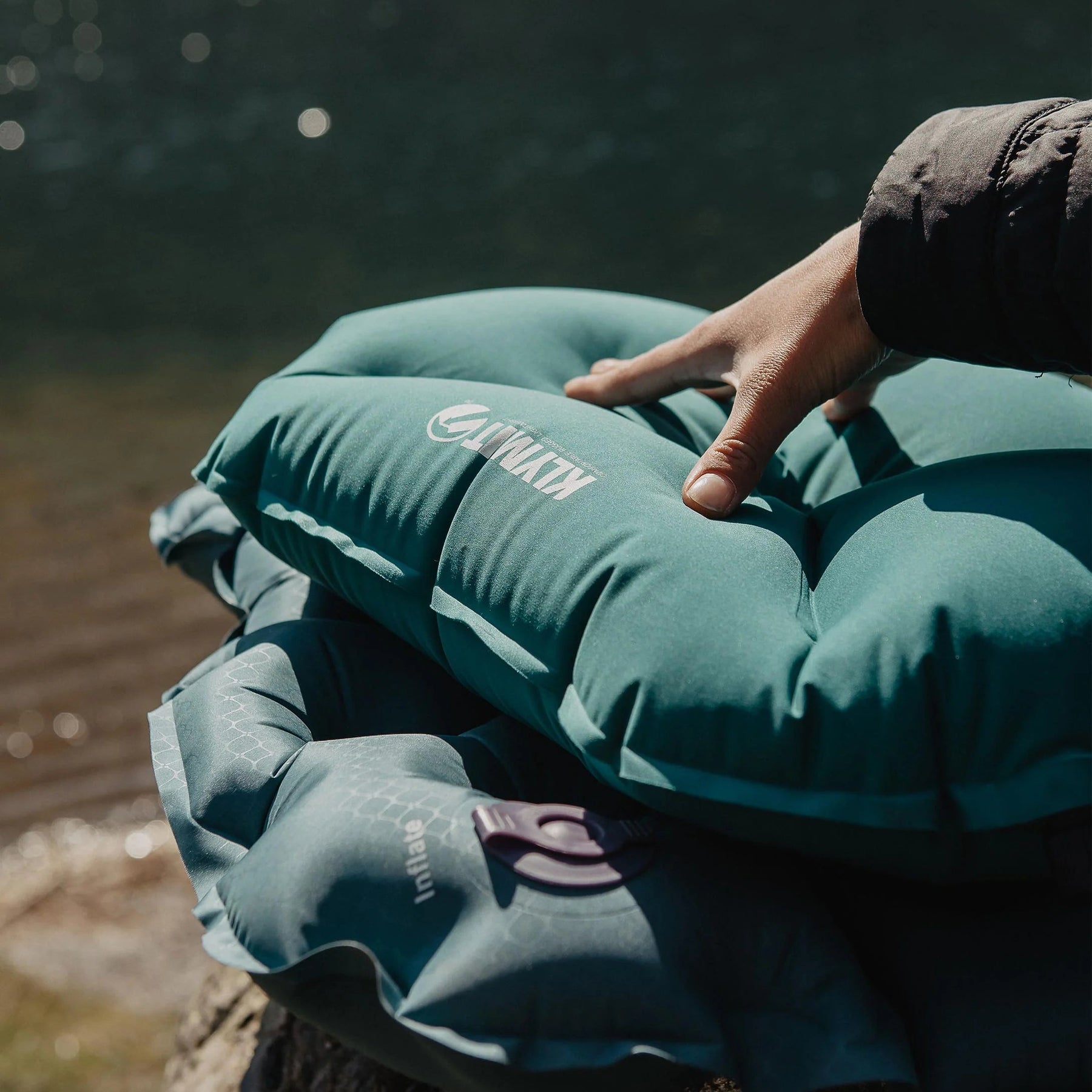 CUSCINO KLYMIT PILLOW XL AZZURO SUL MATERASSINO PRONTO PER DORMIRE