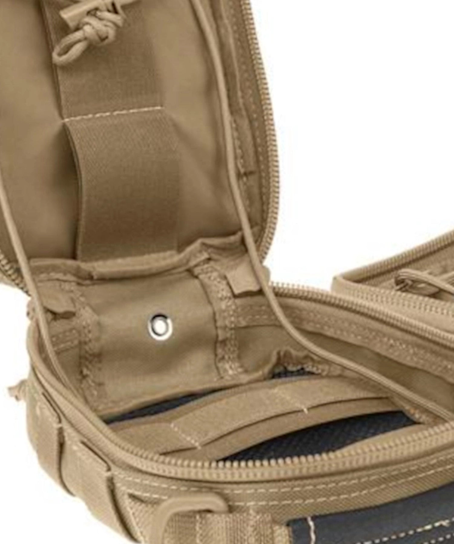 Particolare dove vengono mostrate le cinghie di trattenuta della MAXPEDITION FR-1 MEDICAL POUCH