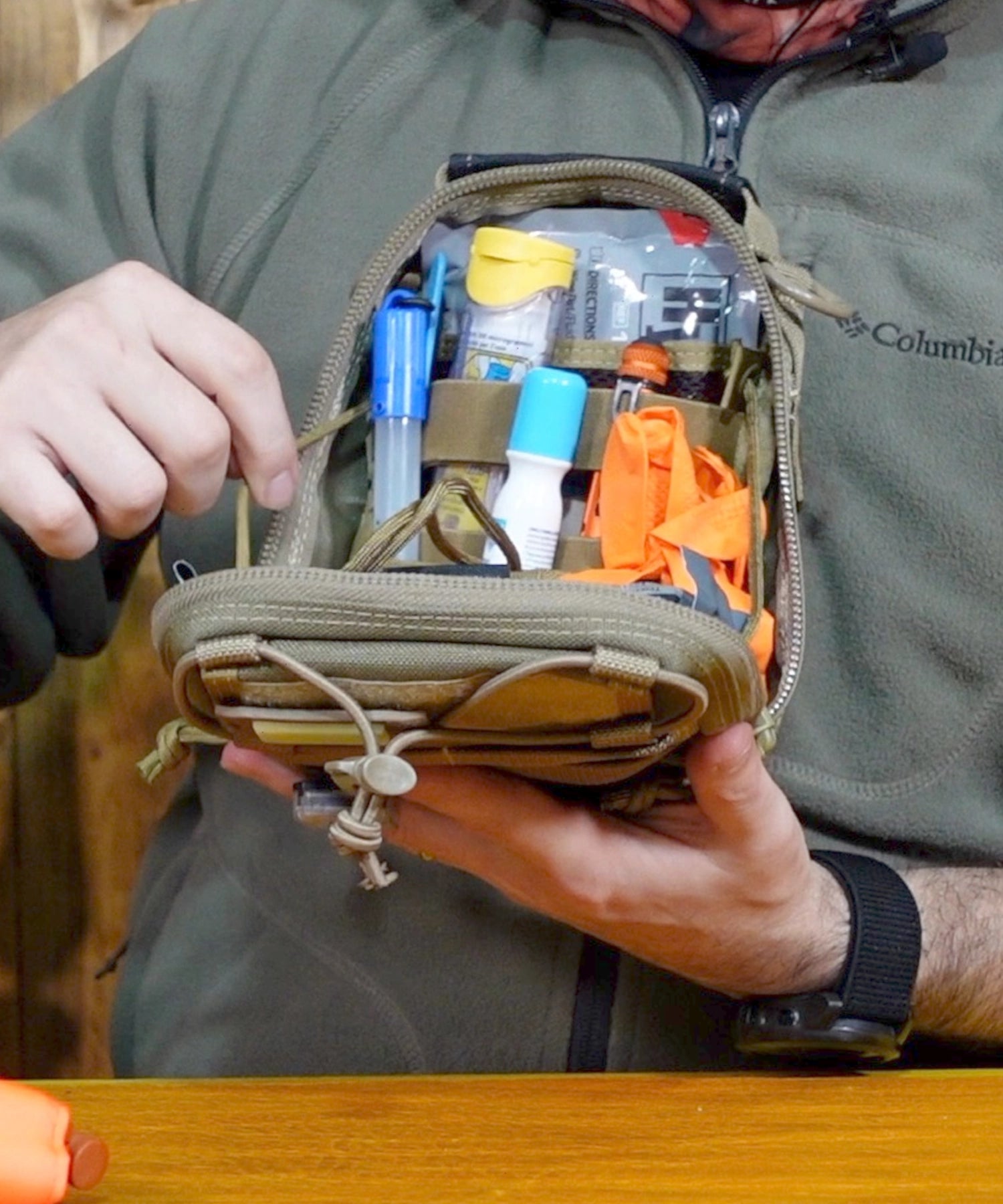 Paolo di Backpacco mostra mostra la capienza della FR-1 di Maxpedition con i presidi inseriti all'interno