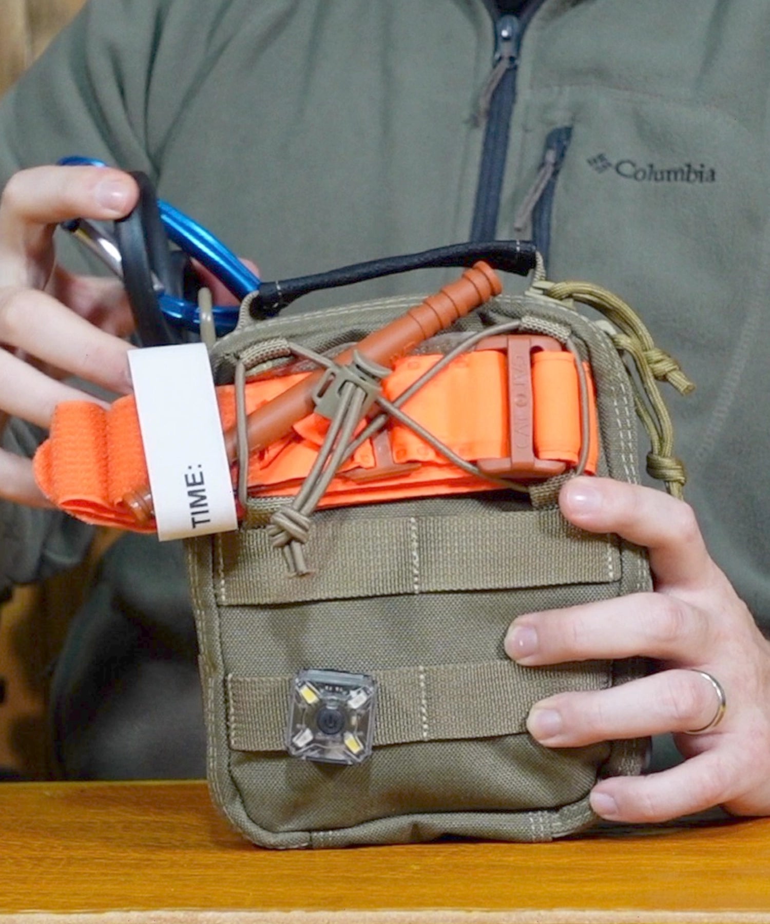 Paolo di Backpacco mostra il CAT agganciato alla FR-1 di Maxpedition