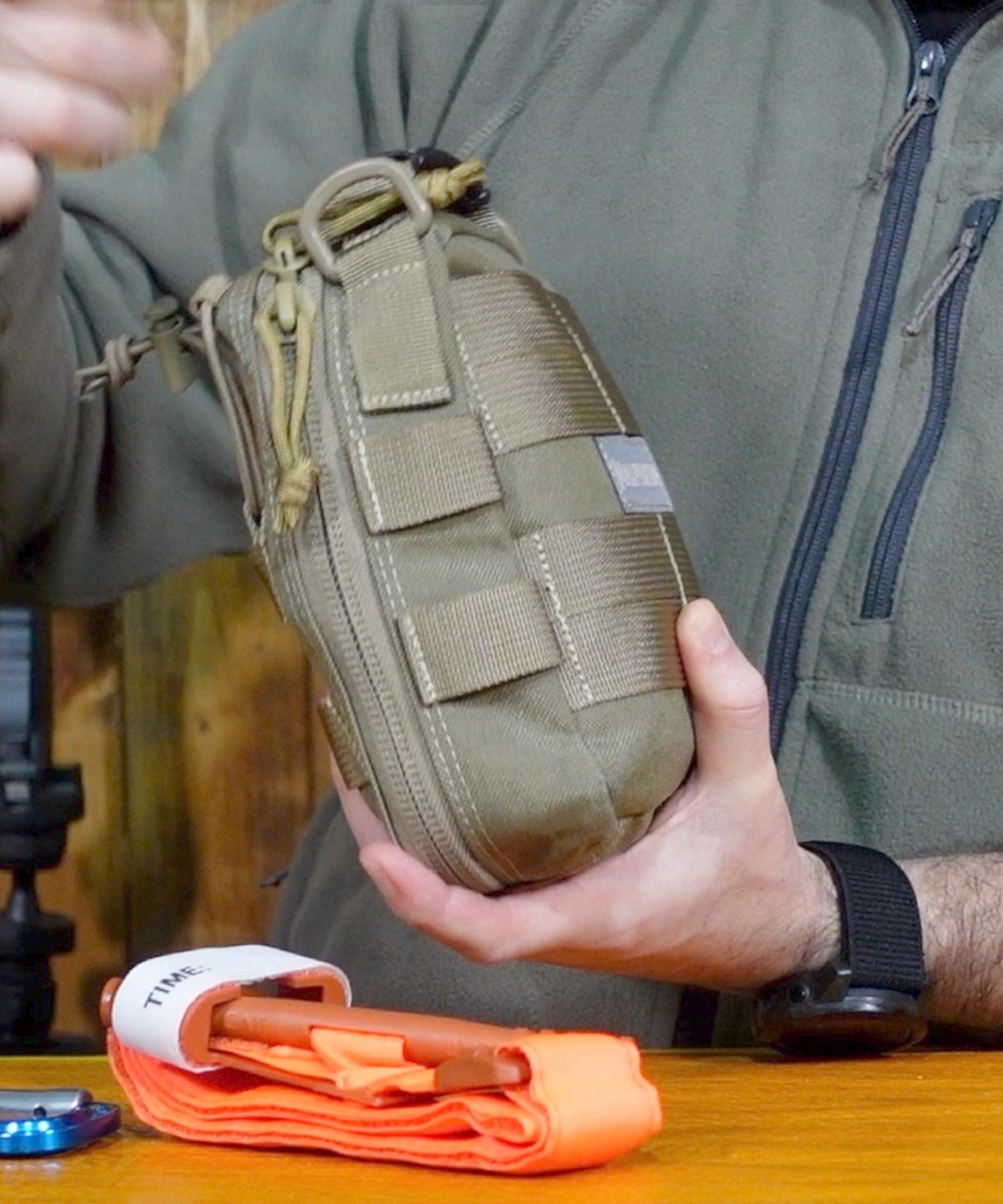 Paolo di Backpacco mostra il pannello MOLLE laterale della FR-1 di Maxpedition