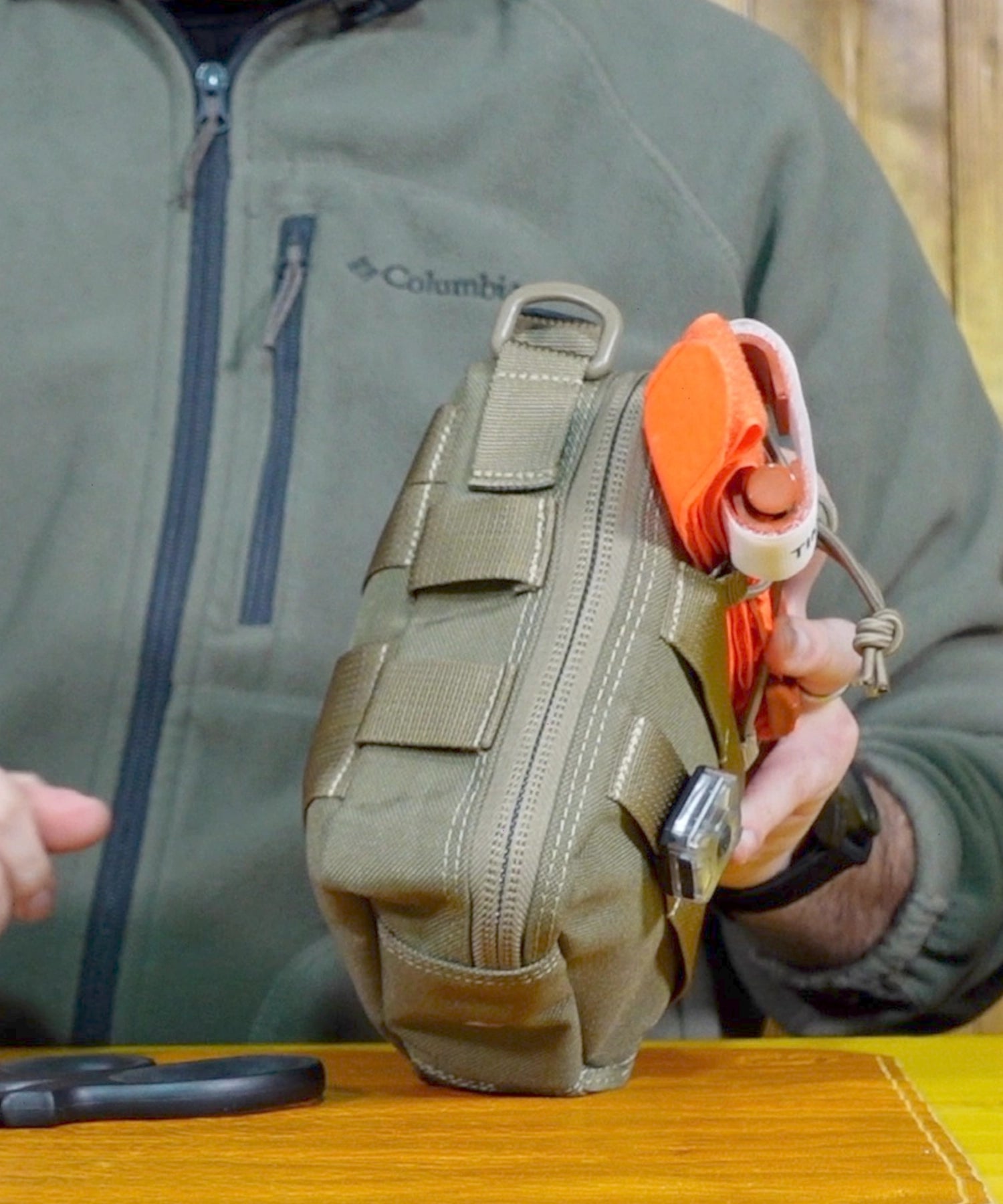 Paolo di Backpacco mostra il laterale e il fondo della FR-1 di Maxpedition