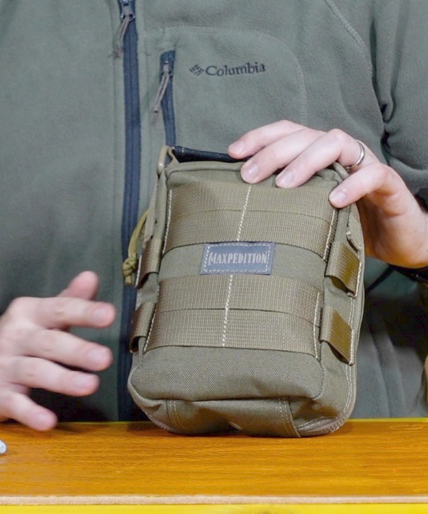 Paolo di Backpacco mostra il pannello MOLLE sul restro della FR-1 di Maxpedition