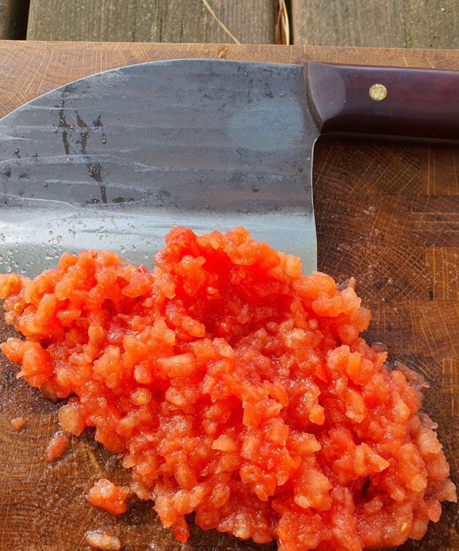 Mannaietta Valhal Outdoor su tagliere per preparare il battuto di salmone