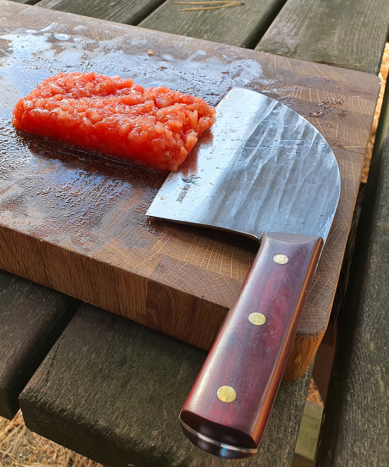 Mannaietta Valhal Outdoor su tagliere per sistemare il battuto di salmone