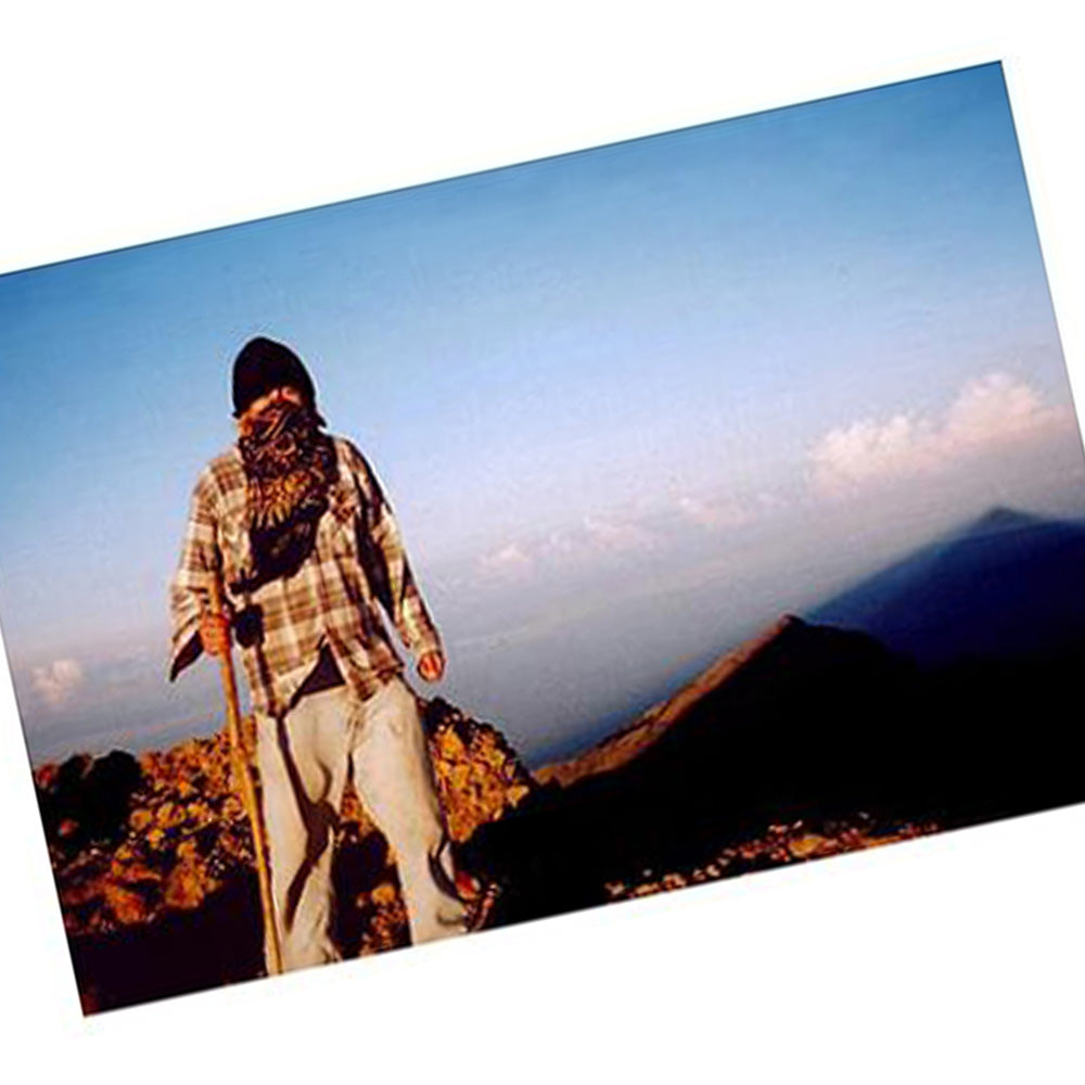 Nick Vansittart fondatore di DD Hammocks in indoesia, sulla vetta del Rinjani