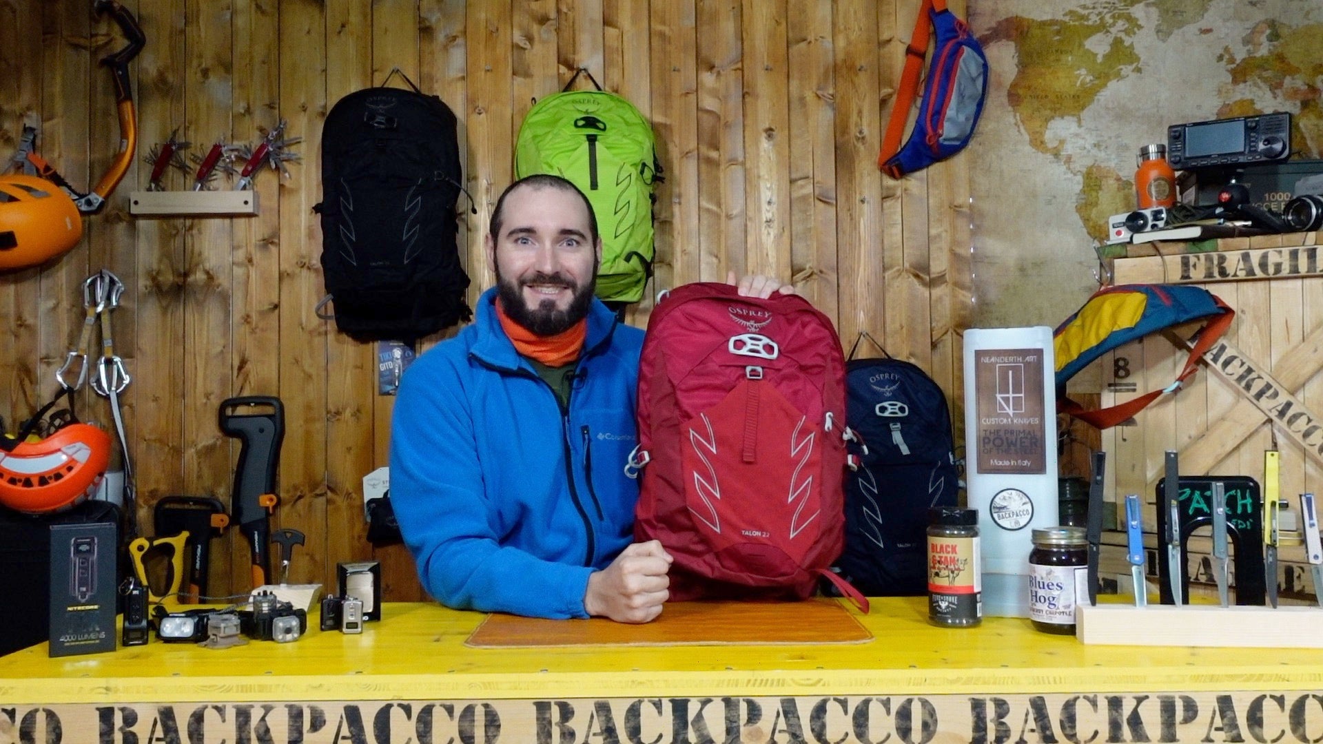 Paolo di backpacco spiega lo zaino talon 22 e la sacca idrica di osprey